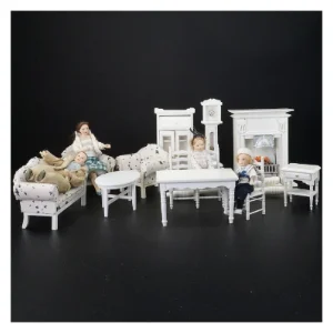 Dukkehusmøbler og dukker (str. Peis 14 x 12 x 5 cm sofa 14 x 6 x 8 cm)