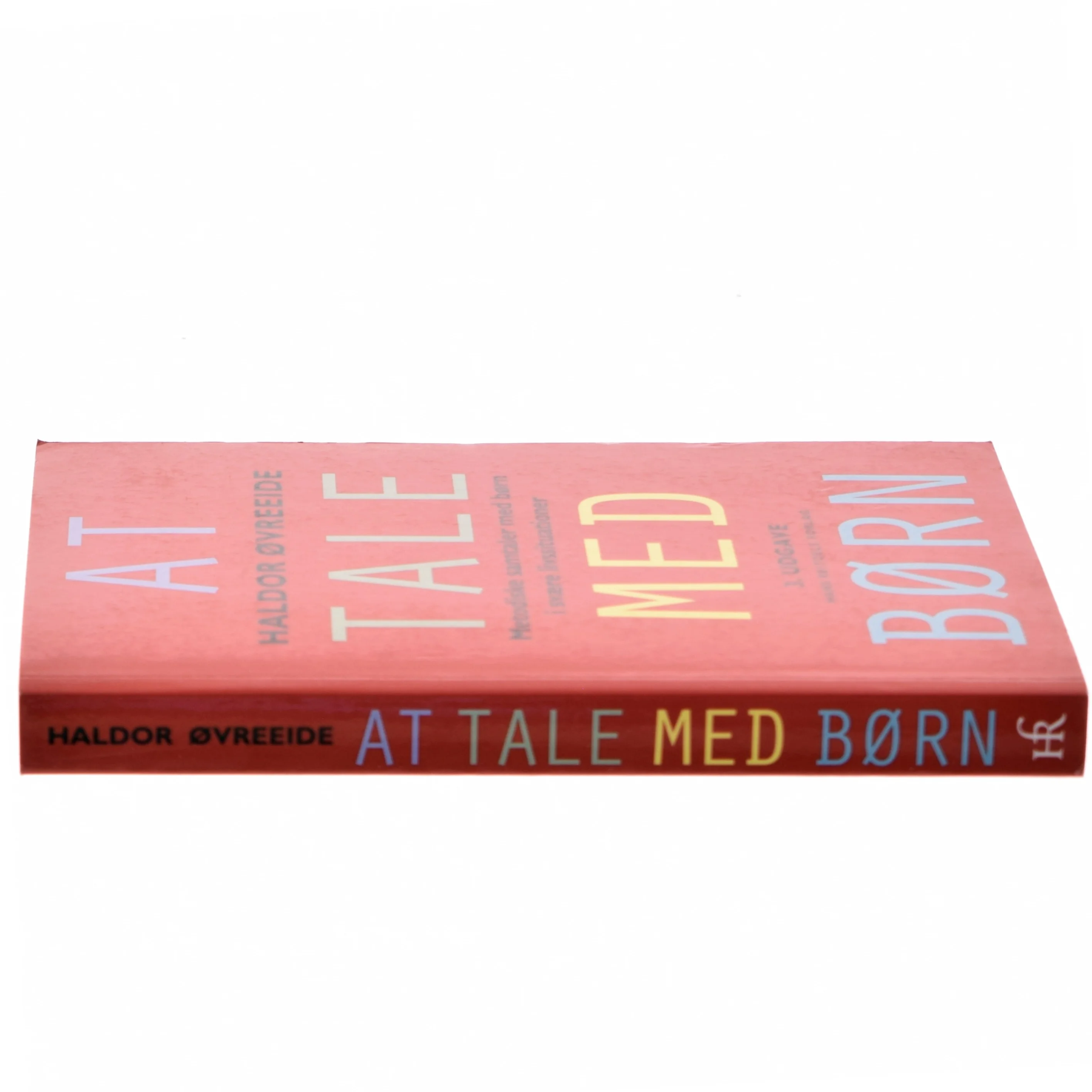 At tale med børn : metodiske samtaler med børn i svære livssituationer af Haldor Øvreeide (Bog)