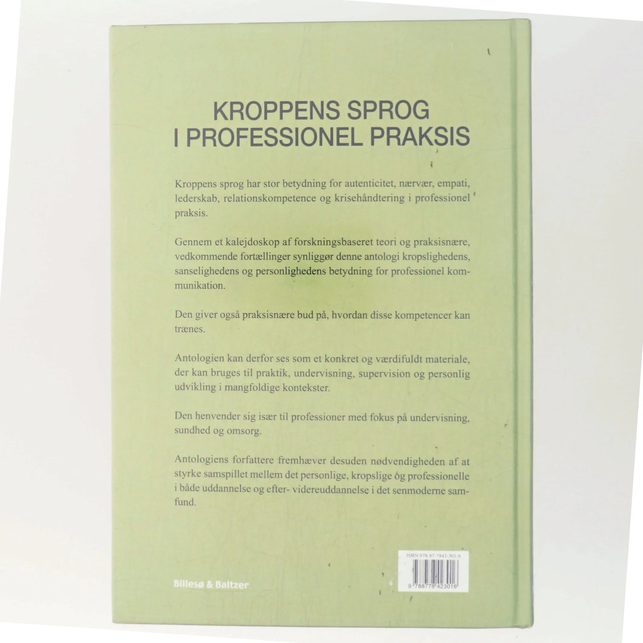 Kroppens sprog i professionel praksis : om kontakt, nærvær, lederskab og personlig kommunikation af Helle Winther (Red.) (Bog)