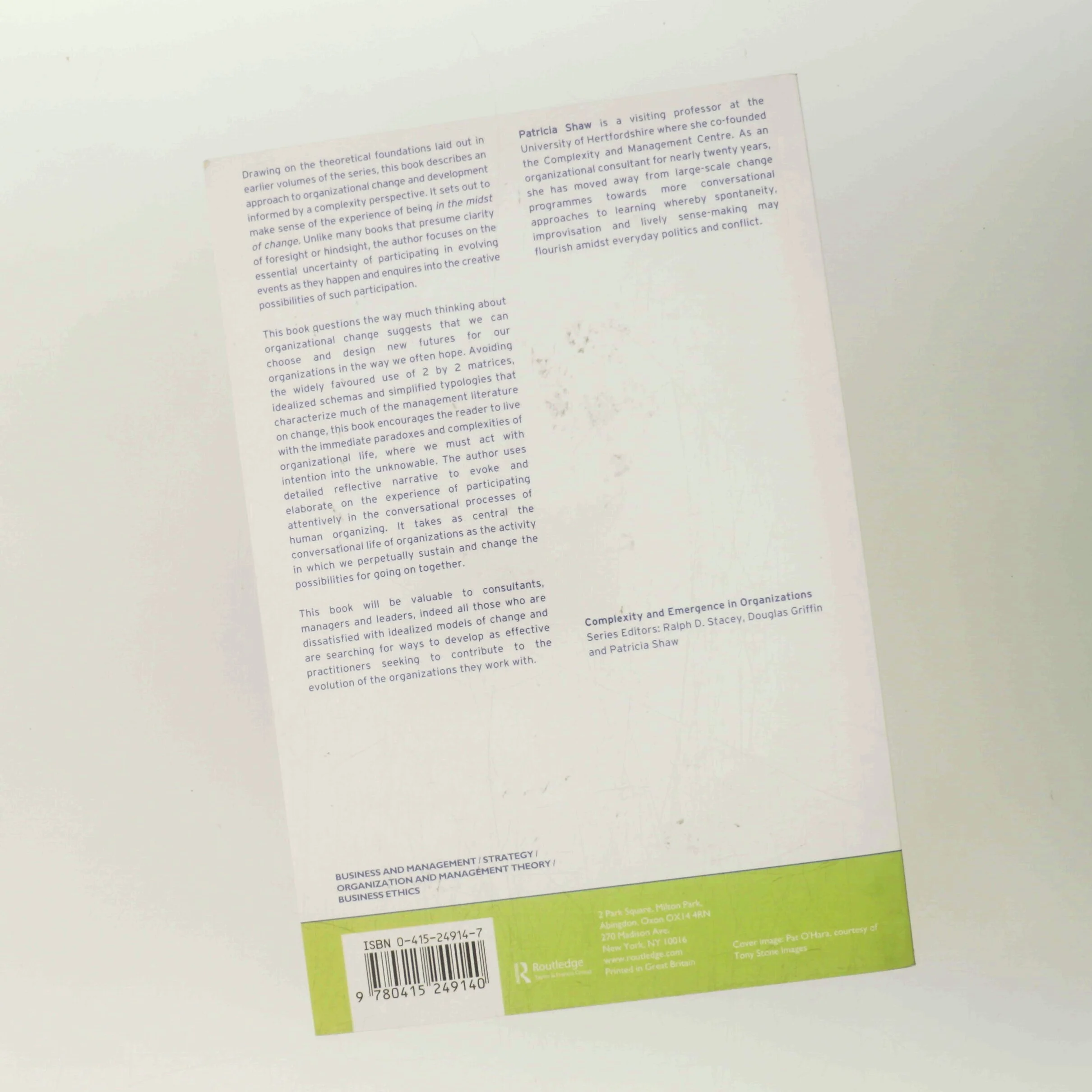 Changing conversations in organizations : A complexity approach to change af Patricia Shaw (Bog)