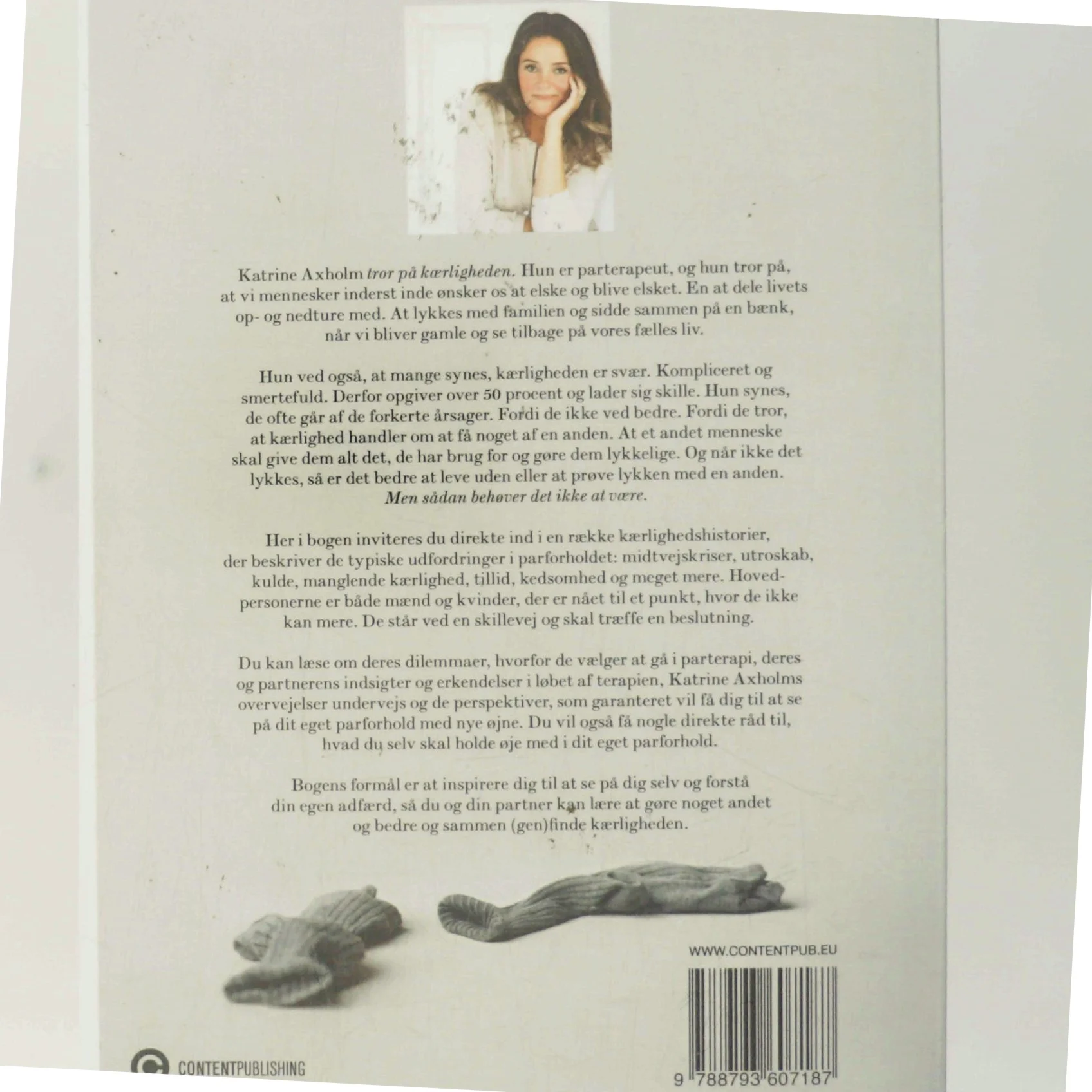 Bare vi ikke skal have tøjet af : kærlighedshistorier om parforholdets udfordringer af Katrine Axholm (Bog)