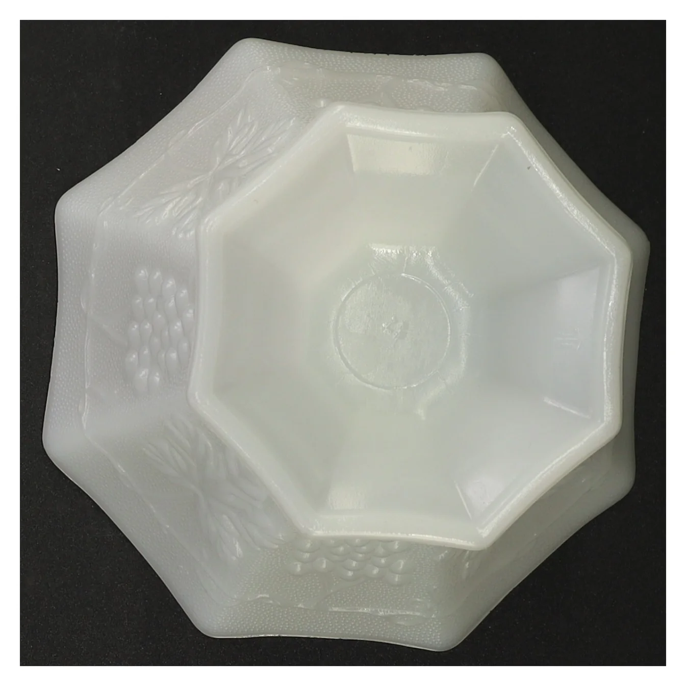 Hvid opaline mælkeglas skål I presset glas (str. 13 x 15 cm)