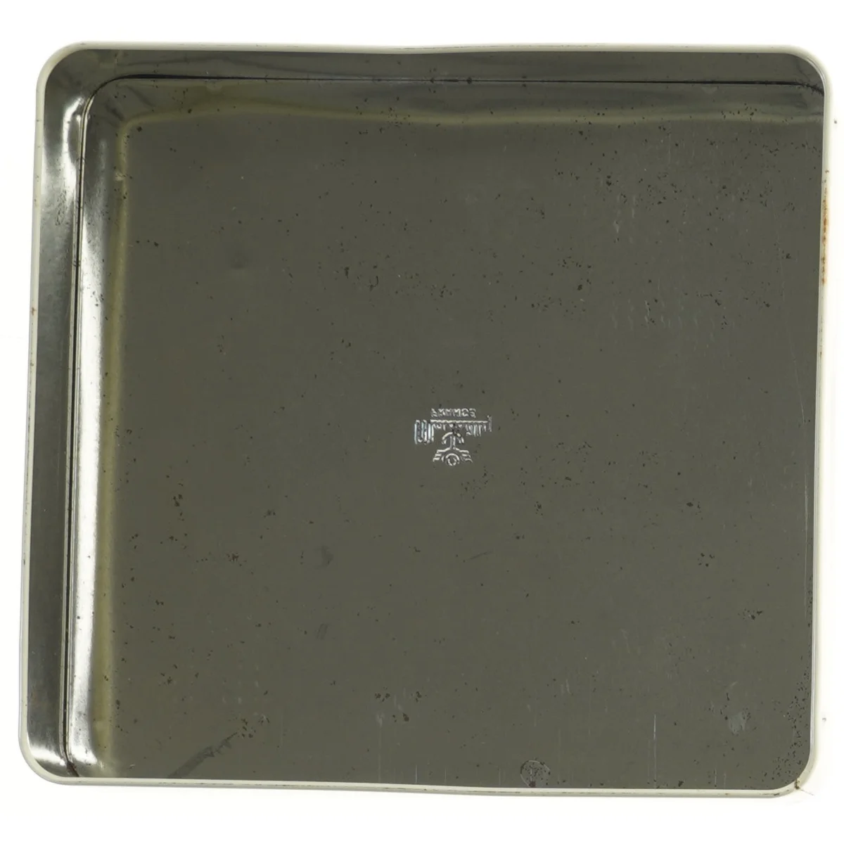 Dekoreret metalæske fra Massilly (str. 22x23x7 cm)