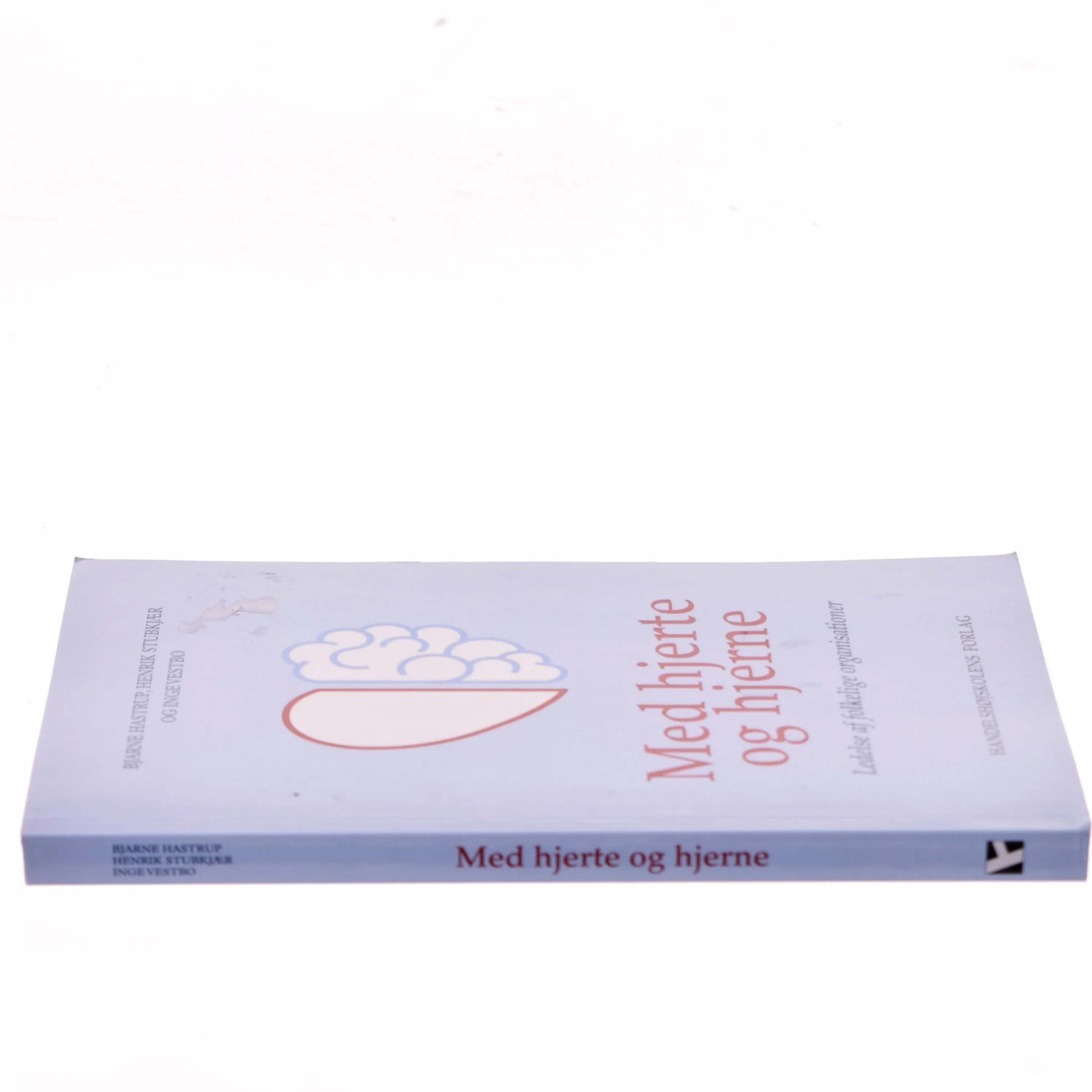 Med hjerte og hjerne : ledelse af folkelige organisationer af Bjarne Hastrup (Bog)