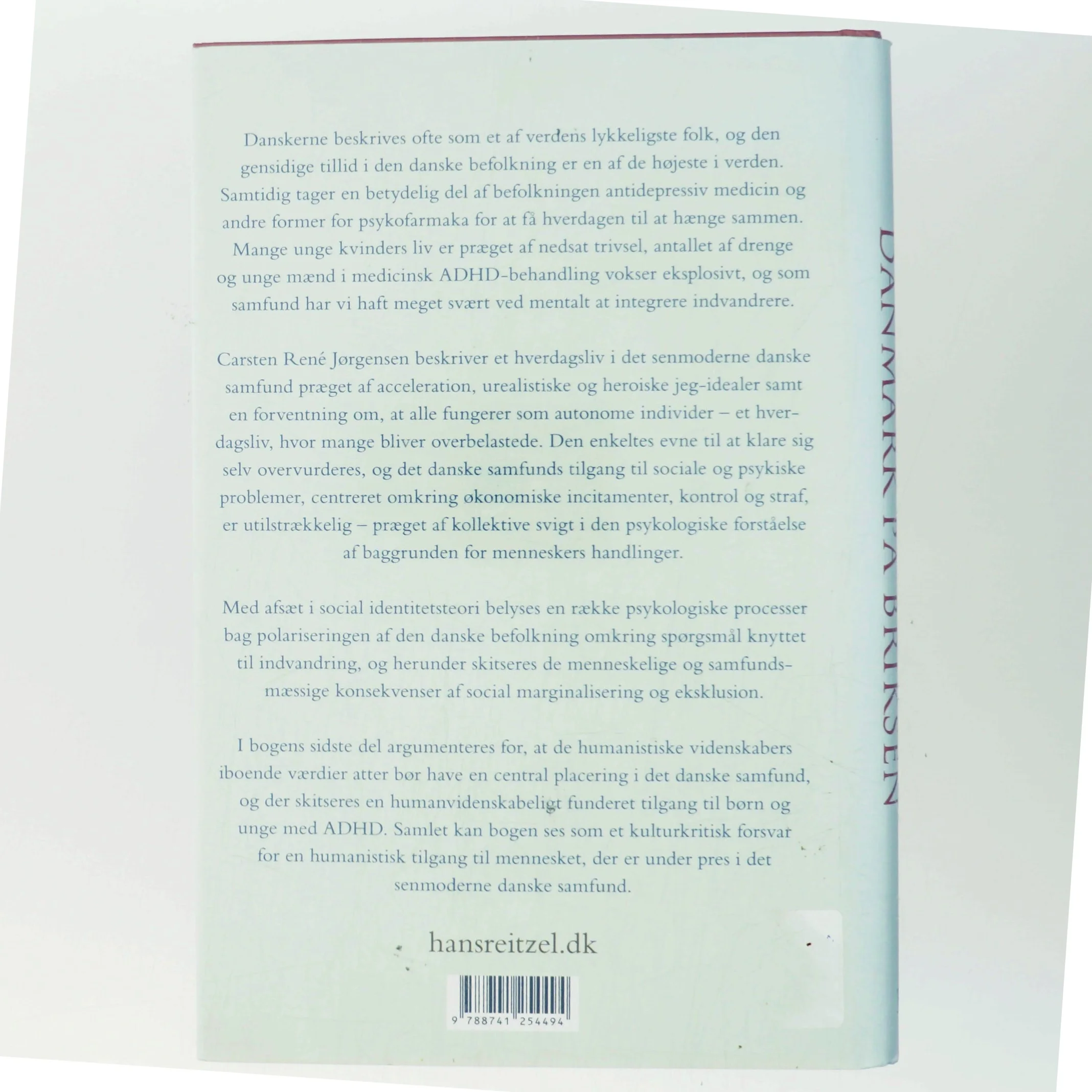 Danmark på briksen : et psykologisk perspektiv på Danmark og danskerne i det senmoderne af Carsten René Jørgensen (Bog)