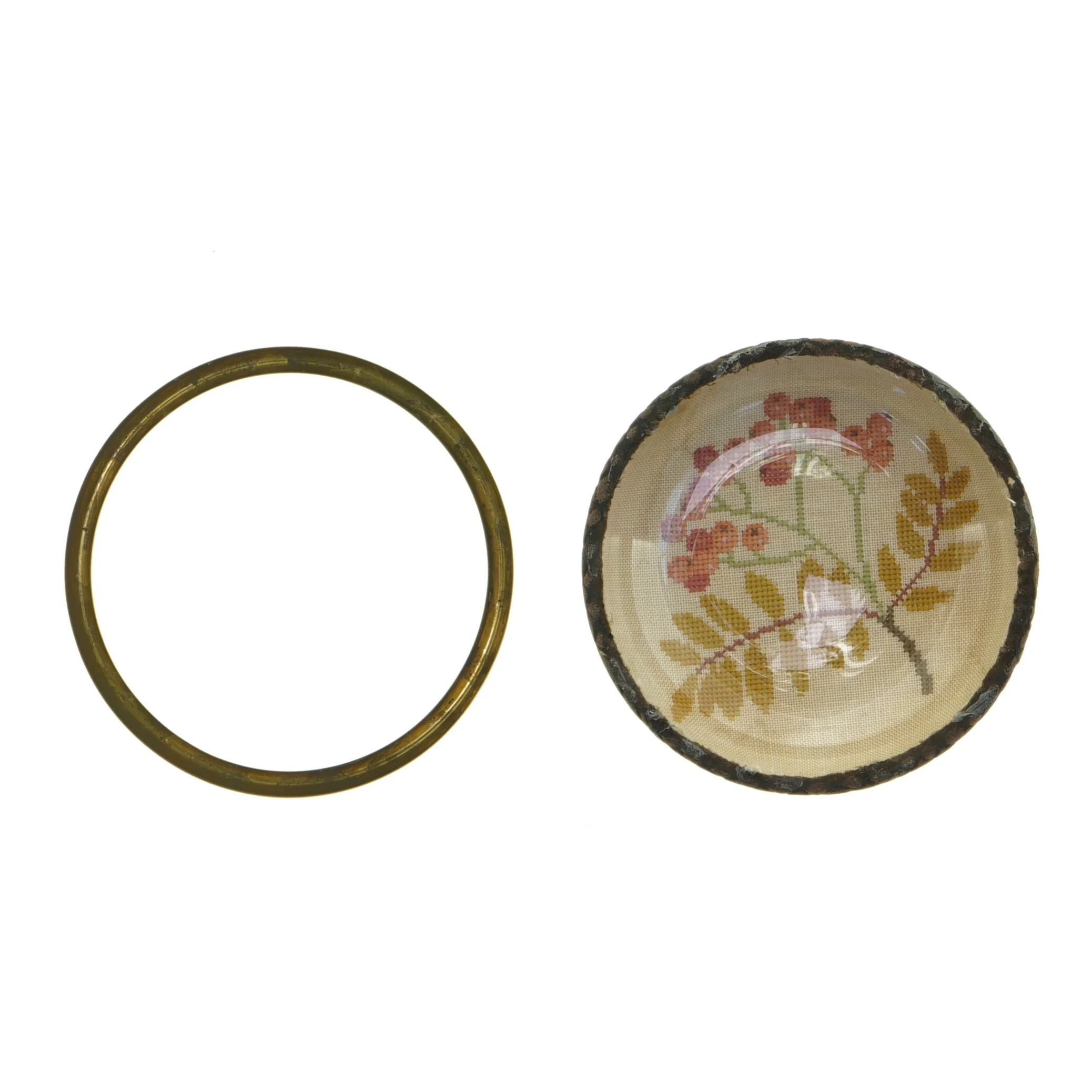 Håndlavet Broderiskål med rønnebær motiv (str. 12 x 3 cm)