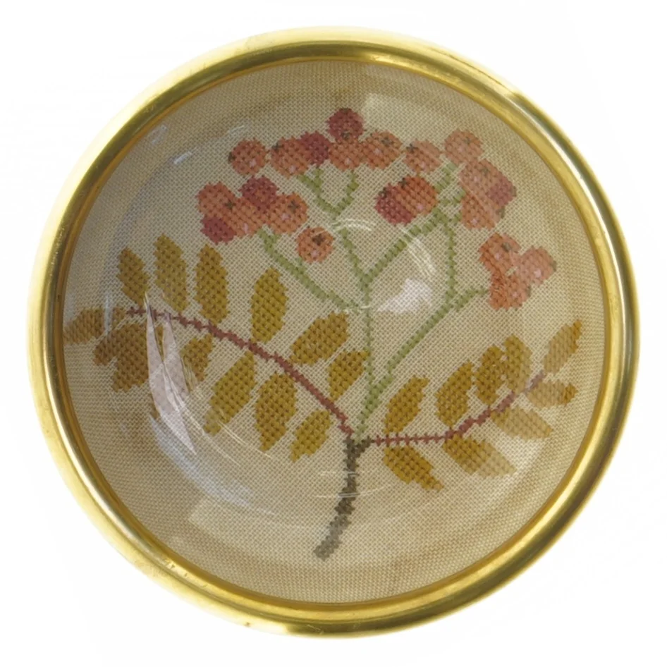 Håndlavet Broderiskål med rønnebær motiv (str. 12 x 3 cm)