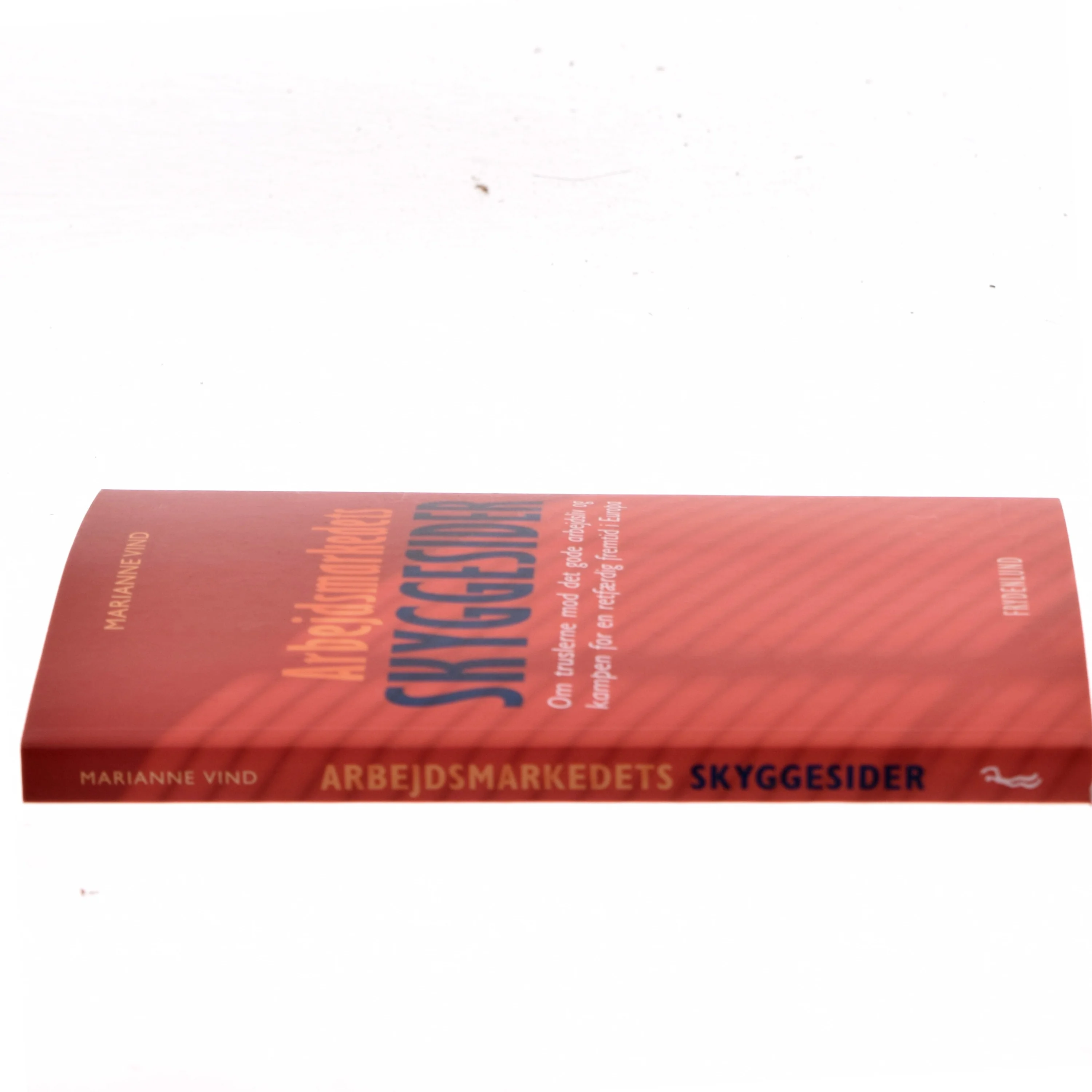 Arbejdsmarkedets skyggesider : om truslerne mod det gode arbejdsliv og kampen for en retfærdig fremtid i Europa af Marianne Vind (Bog)