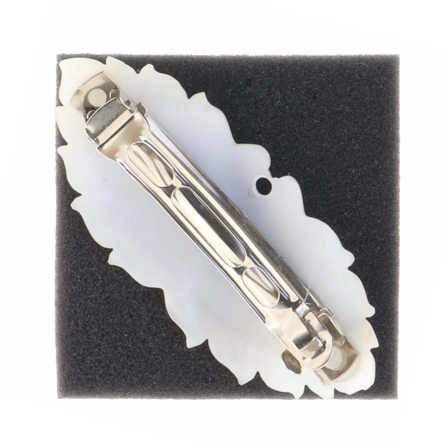 Hvidt Perlemor hår spænde smykke med to kyssede turtelduer fugle (str. 9 x 3 komma 8 cm)