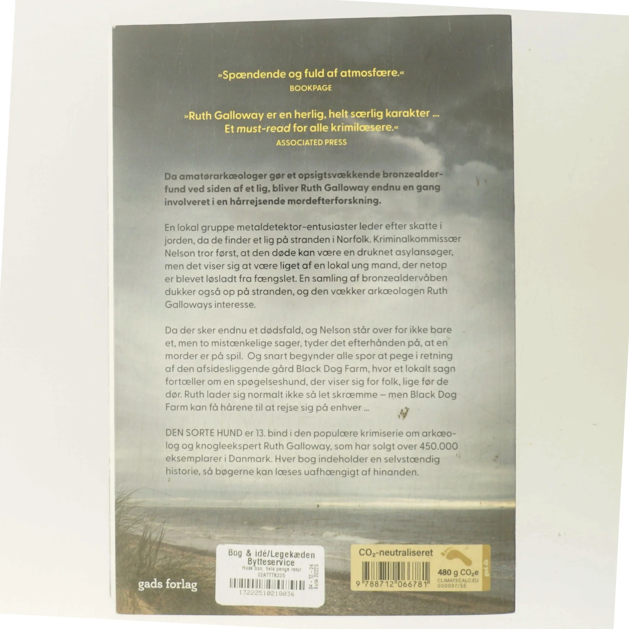 Den sorte hund af Elly Griffiths (Bog)