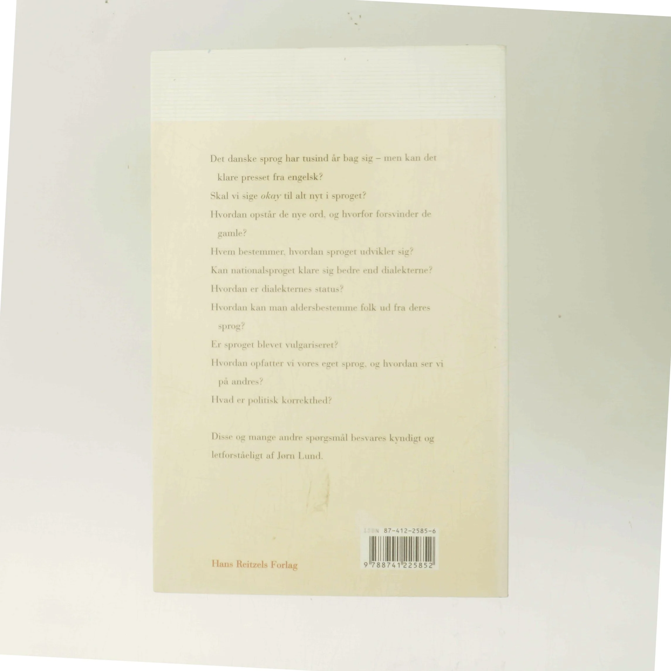 Sproglig status : syv kapitler om det danske sprog af Jørn Lund (f. 1946) (Bog)