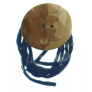 Vikingetids Håndskåret træ knap samt silkesnor til fx. Halskæde(str. 5 cm)