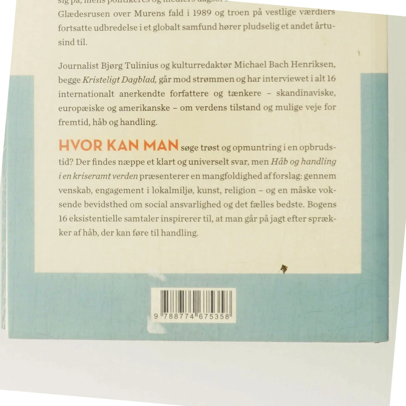 Håb og handling i en kriseramt verden : eksistentielle samtaler med 16 internationale forfattere og tænkere af Bjørg Tulinius (Bog)