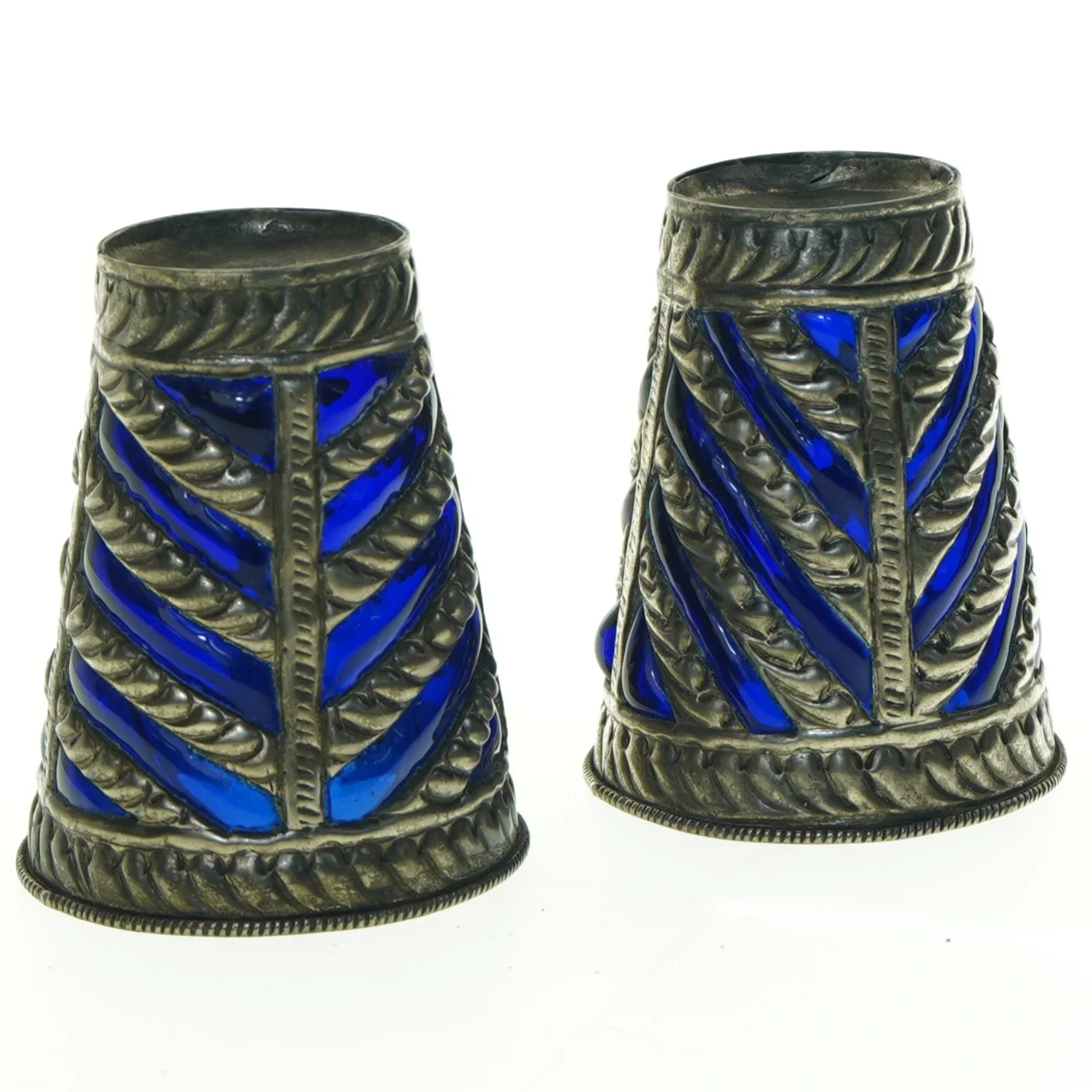 Dekorative sølvfarvede lysestager med blåt glas (str. 10 x, 8 cm)