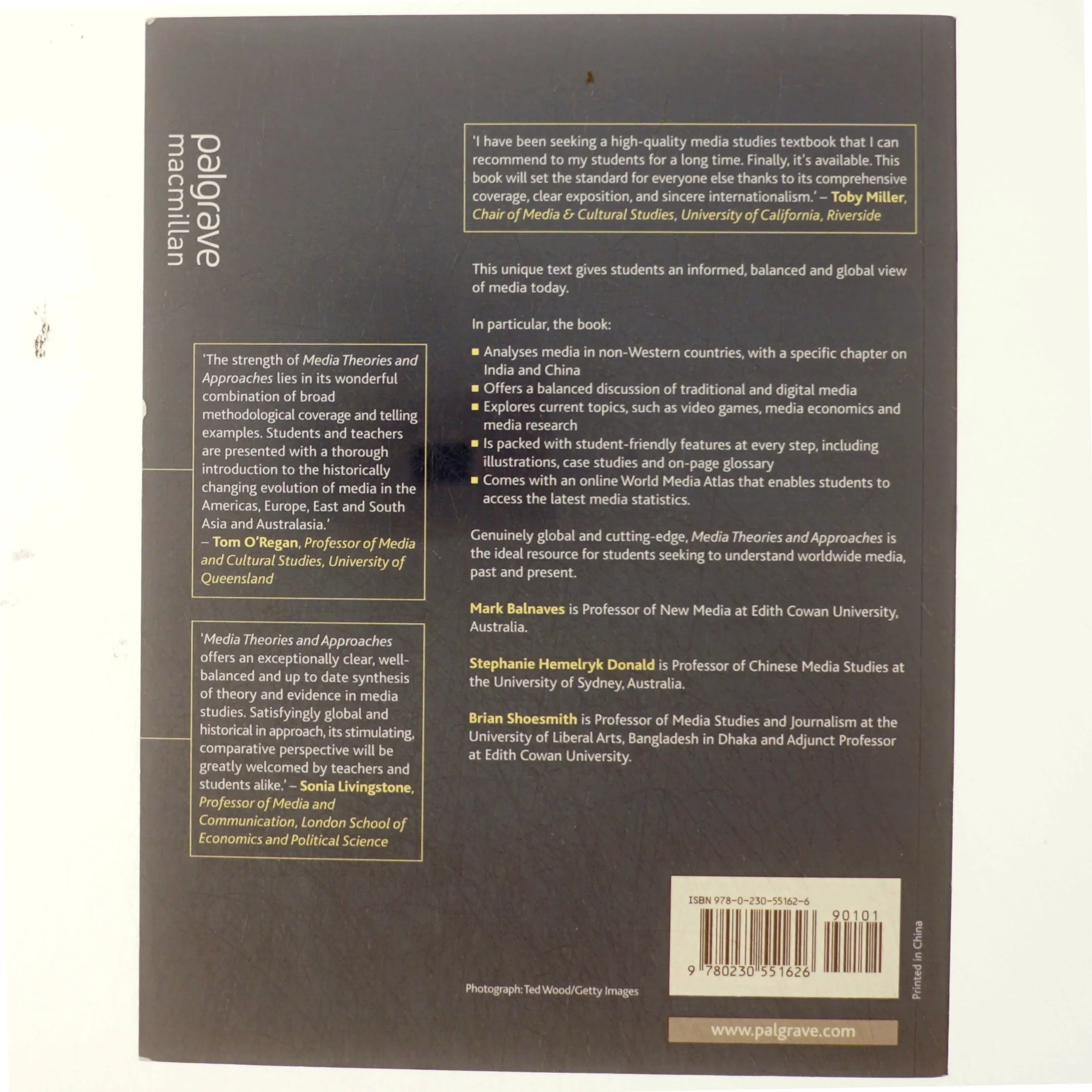 Media theories and approaches : a global perspective (Bog)