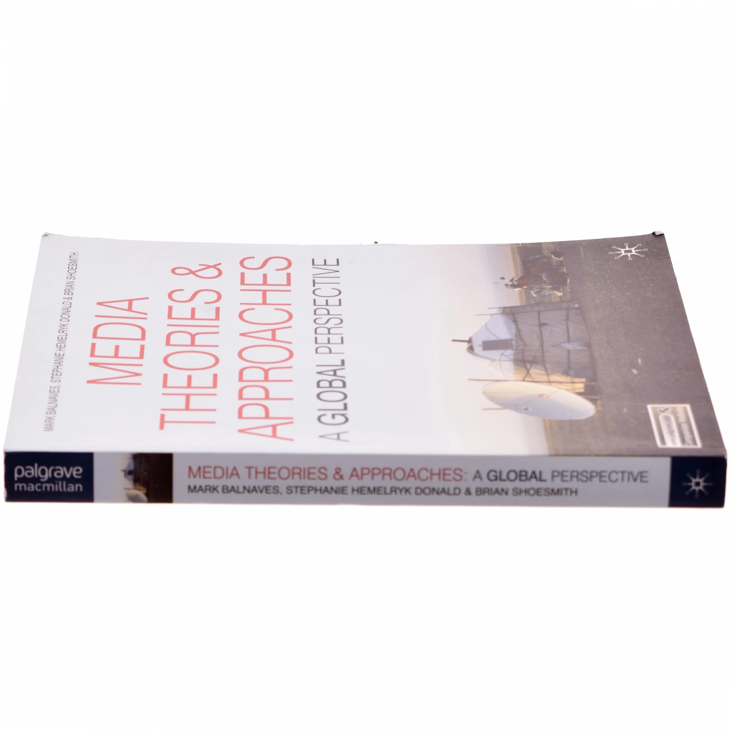 Media theories and approaches : a global perspective (Bog)