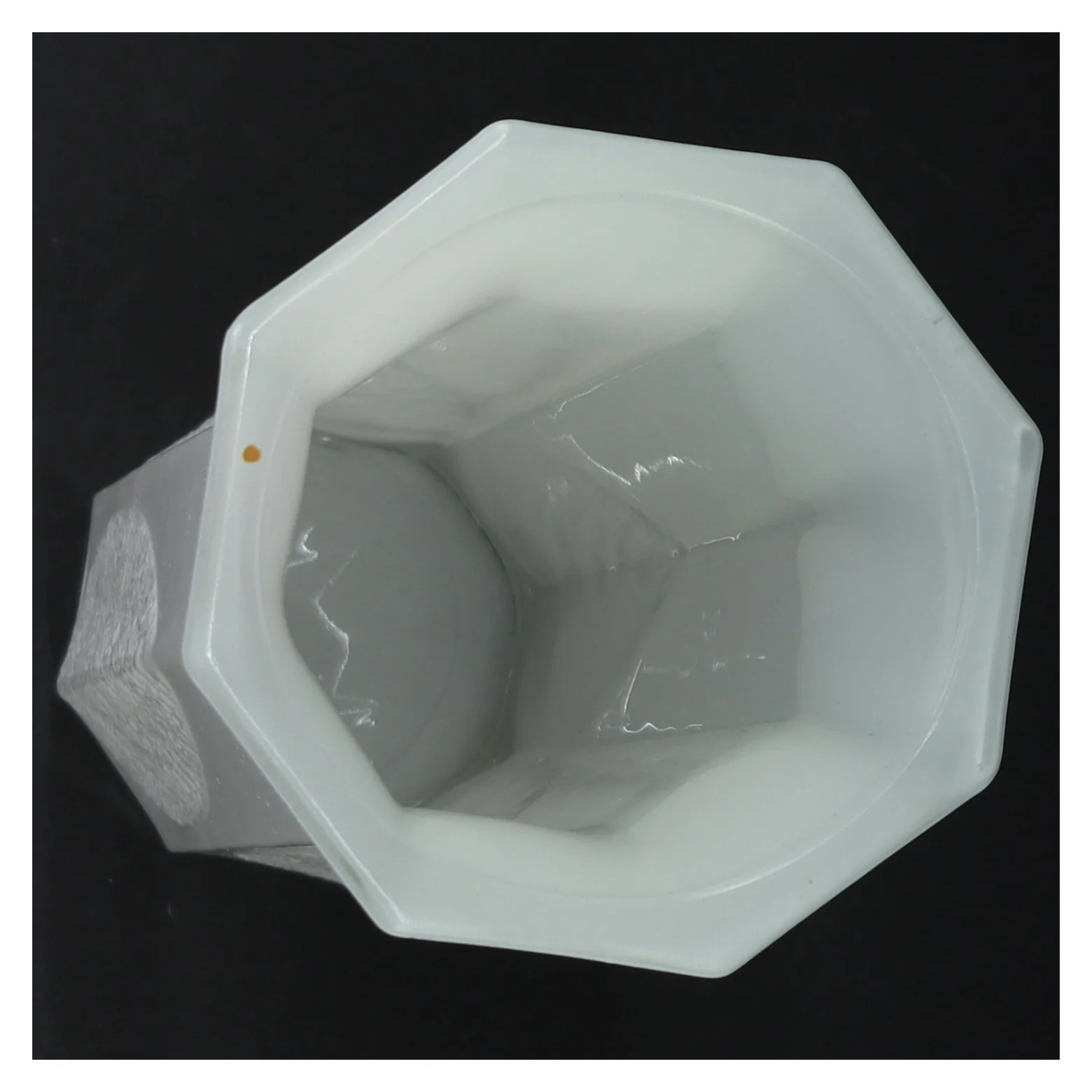 Hvid glas vase med relief (str. H. 24,5 cm. ø. 7,5 cm)