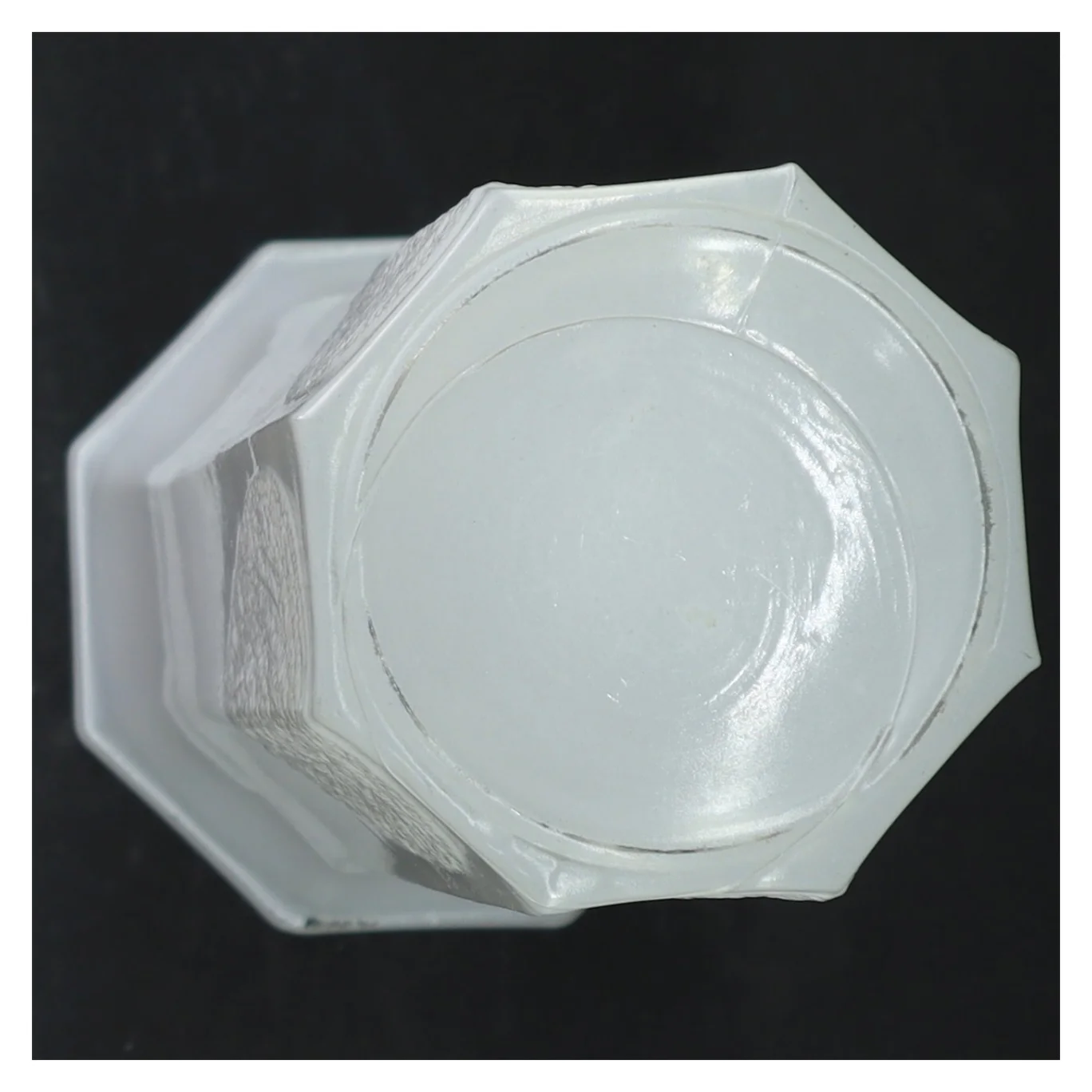 Hvid glas vase med relief (str. H. 24,5 cm. ø. 7,5 cm)