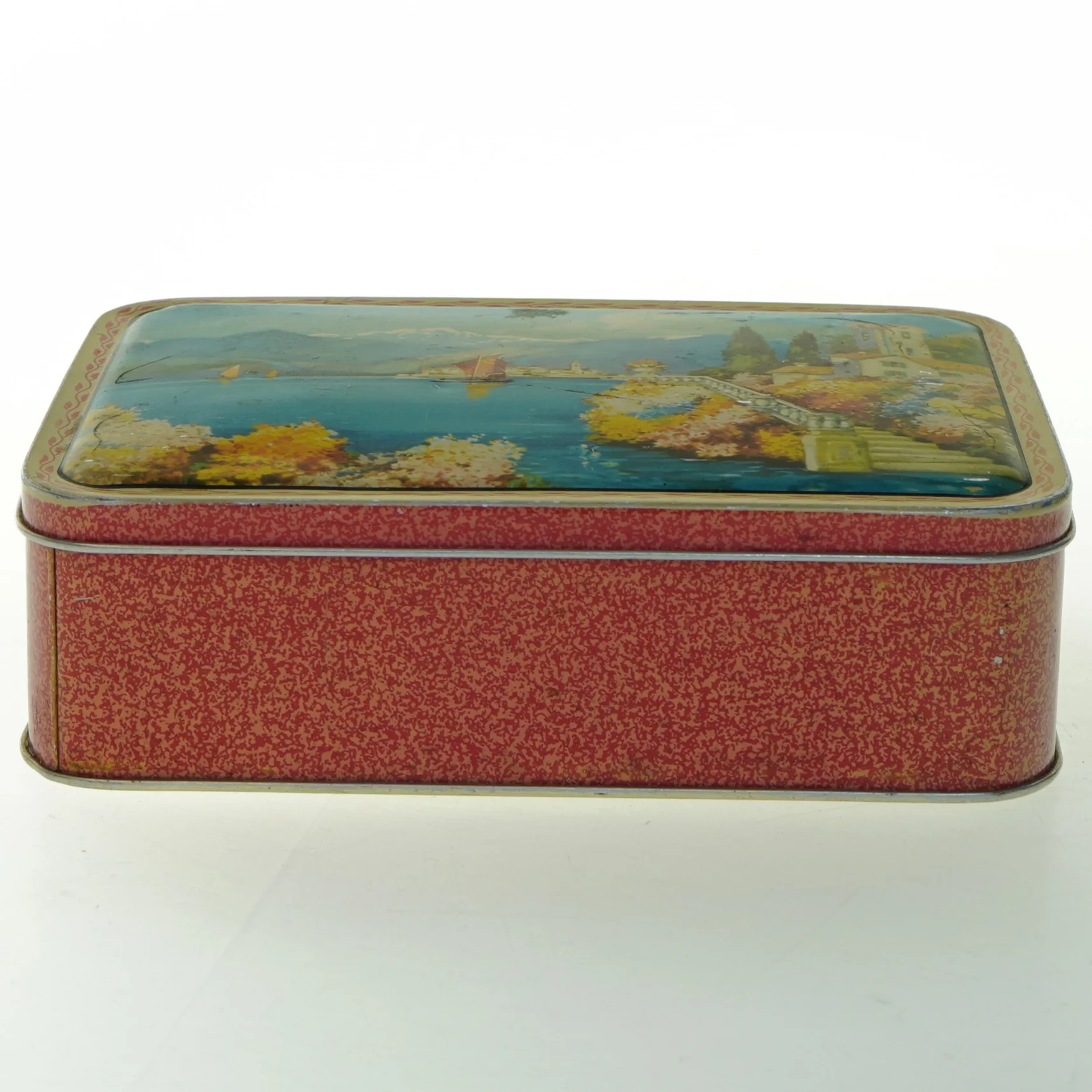 Dekorativ metalæske med landskabsmotiv (str. 19,5 x. 13,5 cm)