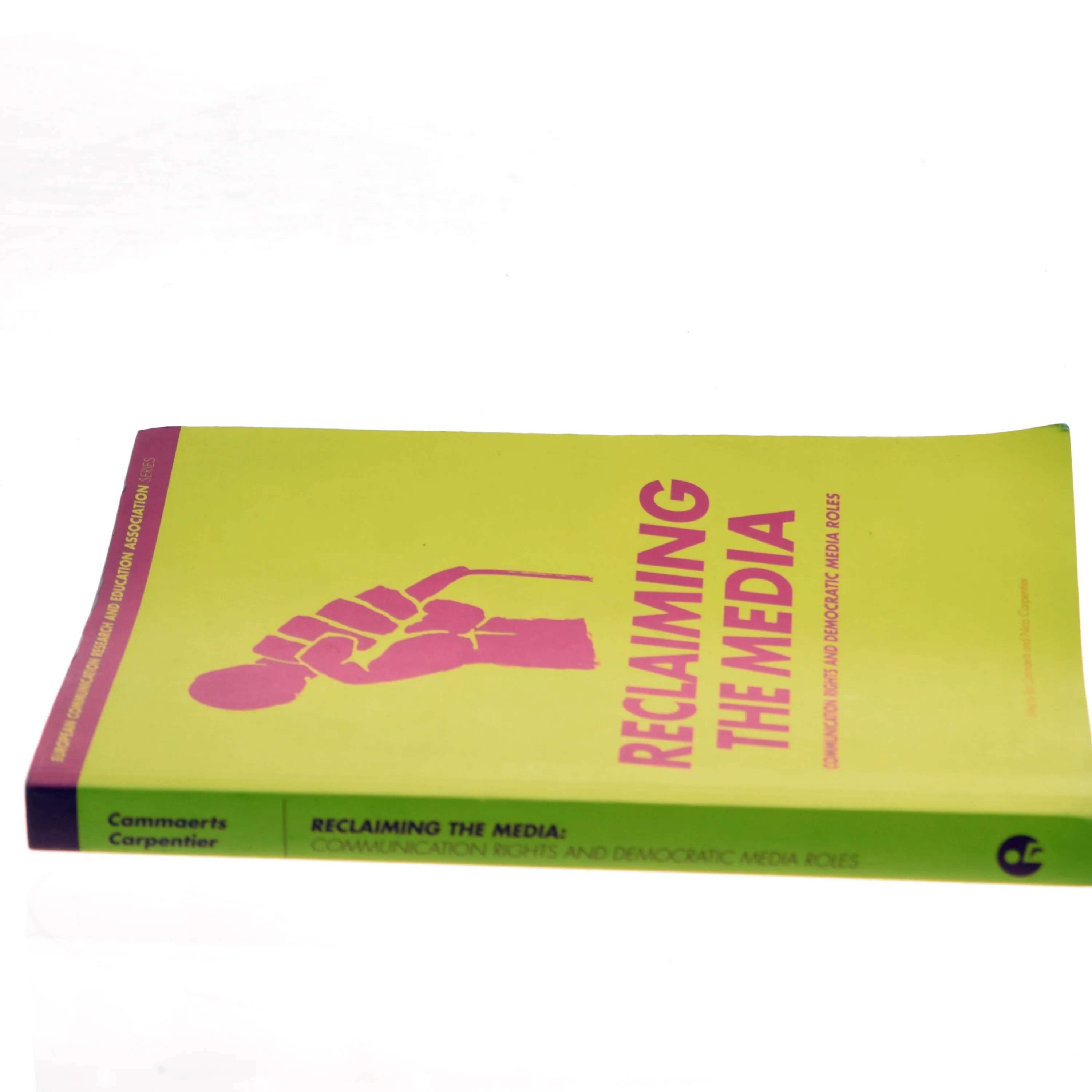 Reclaiming the media : communication rights and democratic media roles (Bog)