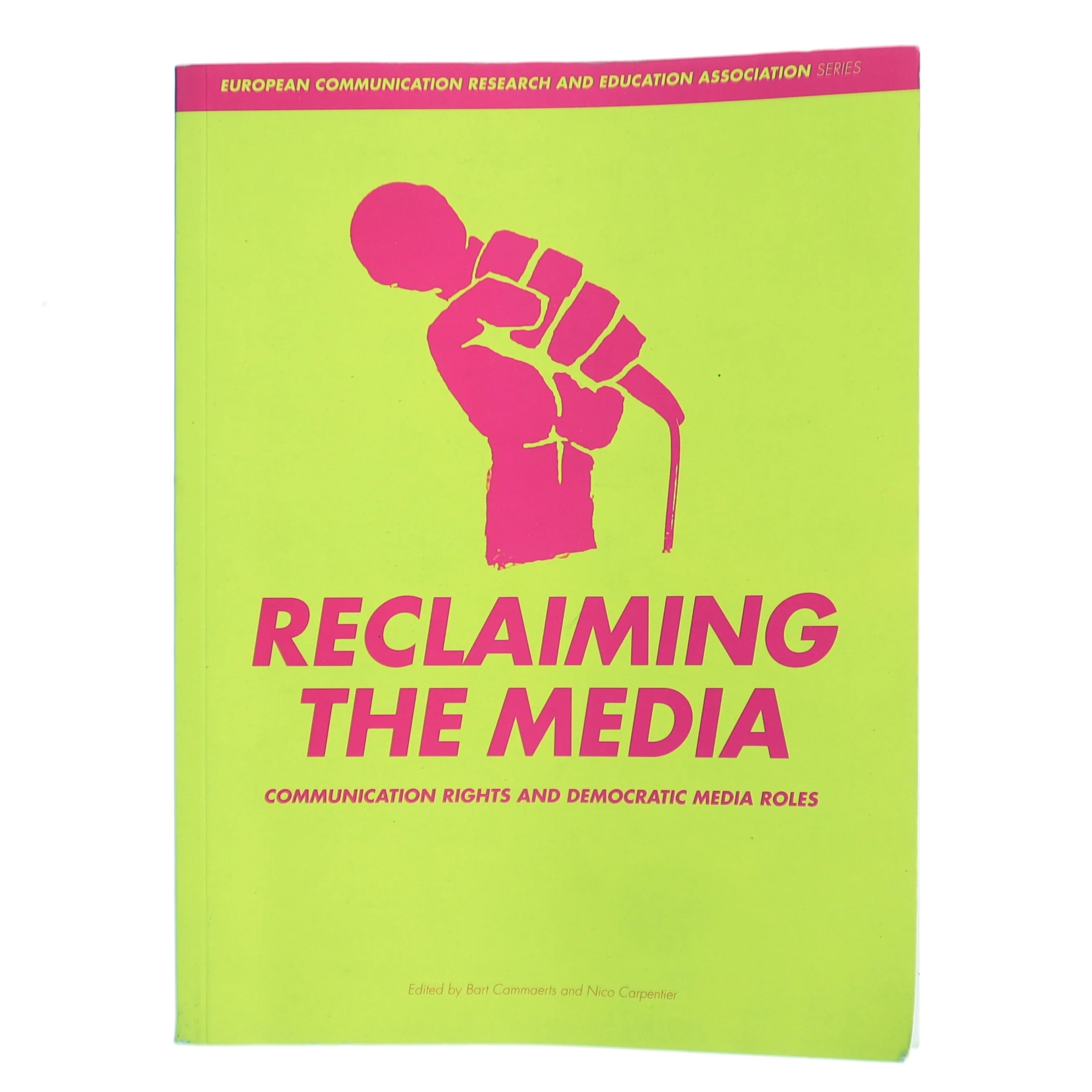 Reclaiming the media : communication rights and democratic media roles (Bog)