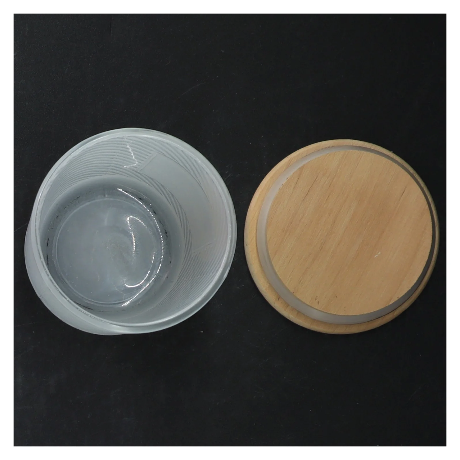 Glasbeholder med trælåg (str. 9 cm)