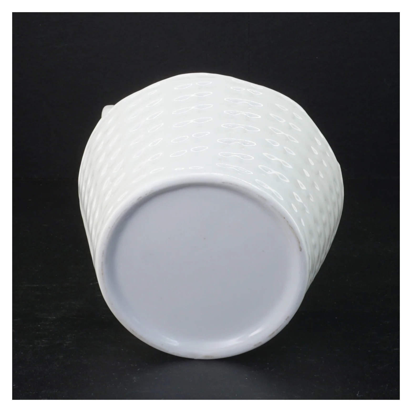 Porcelænsskål formet som kurv (str. 14 x 12 x 13 komma 25 cm)