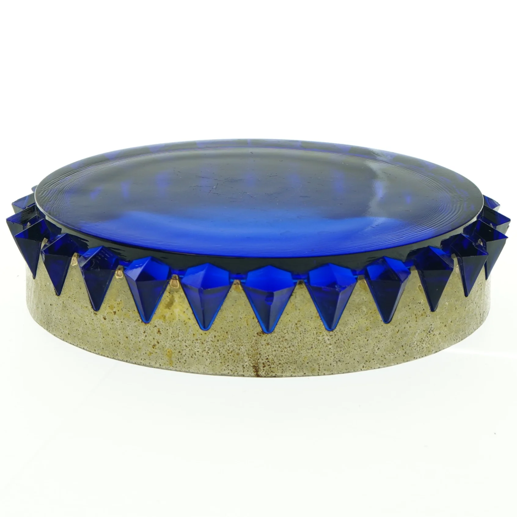 Blåt glasfad monteret med hamret metal (str. Ø 20 cm)