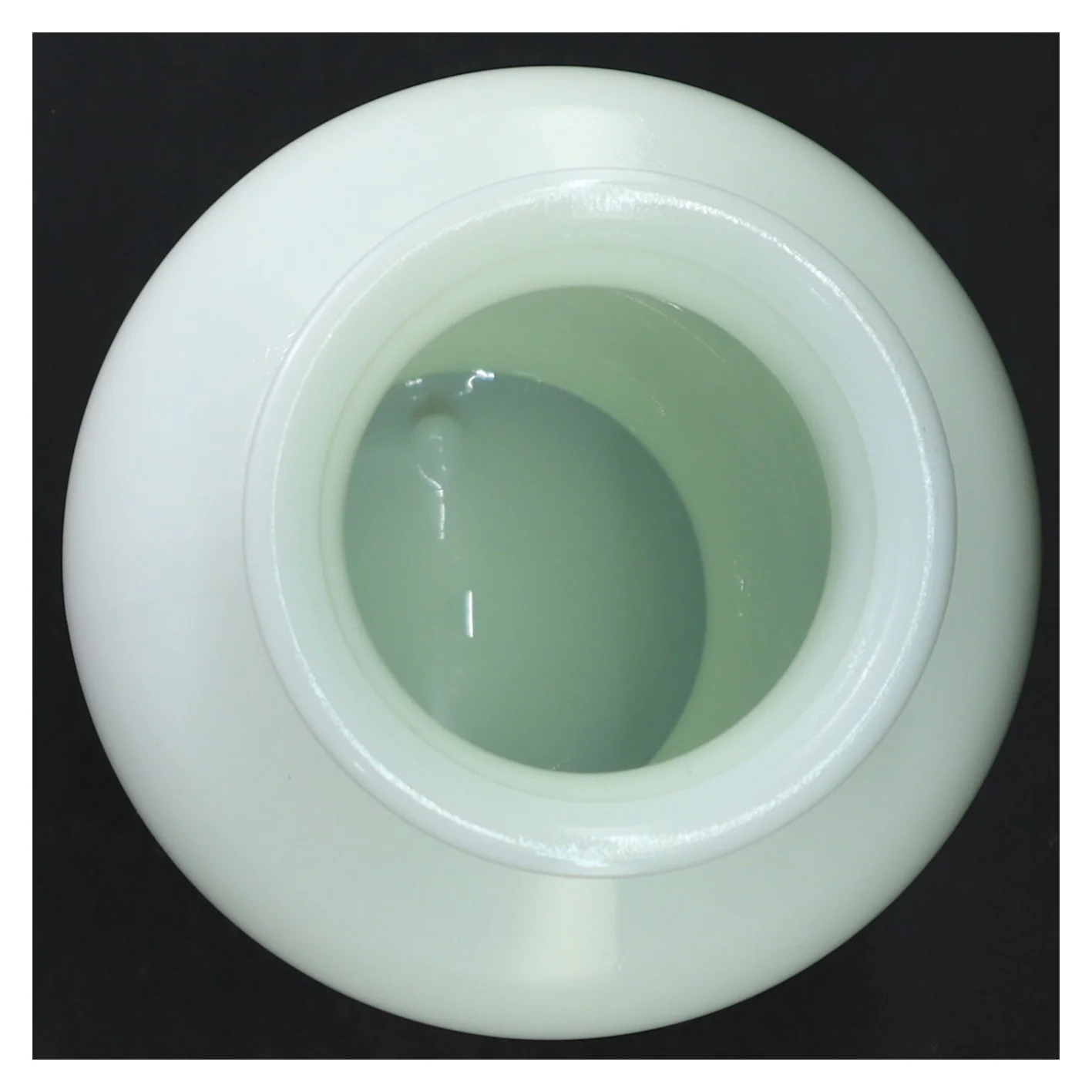 Vase i presset Opaline Mælkeglas med blåt blomstermotiv (str. 22 cm)