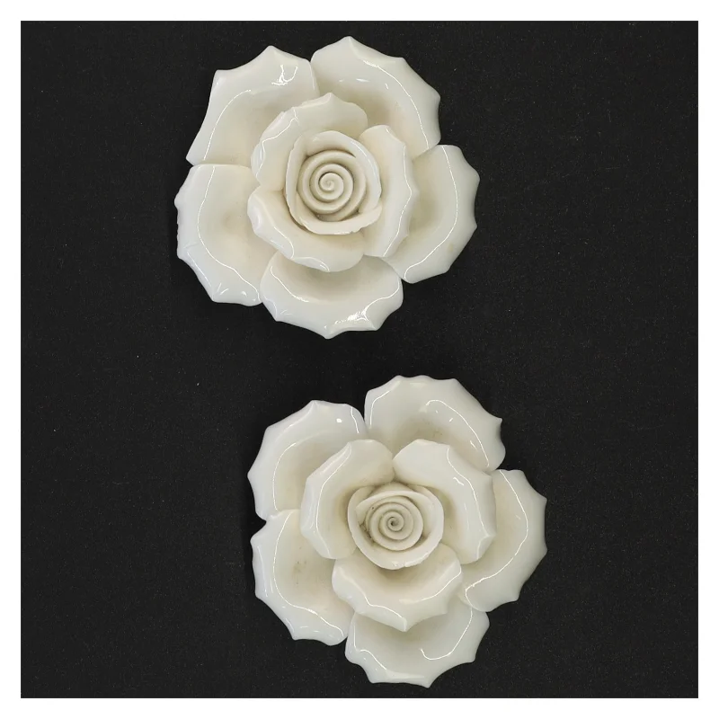 Porcelænsroser til dekoration (str. 7 x 3 cm og 8 x 3 cm)