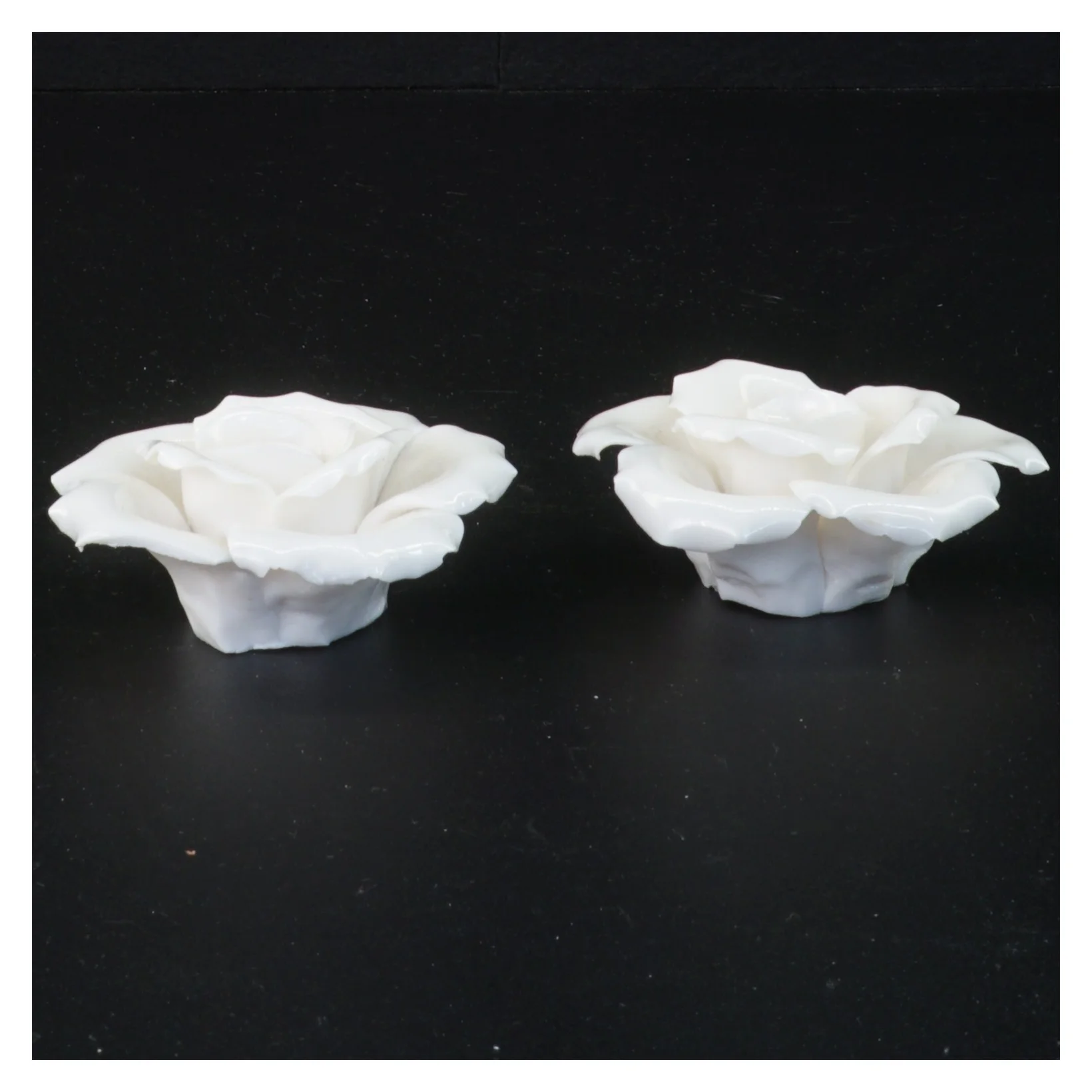 Porcelænsroser til dekoration (str. 7 x 3 cm og 8 x 3 cm)