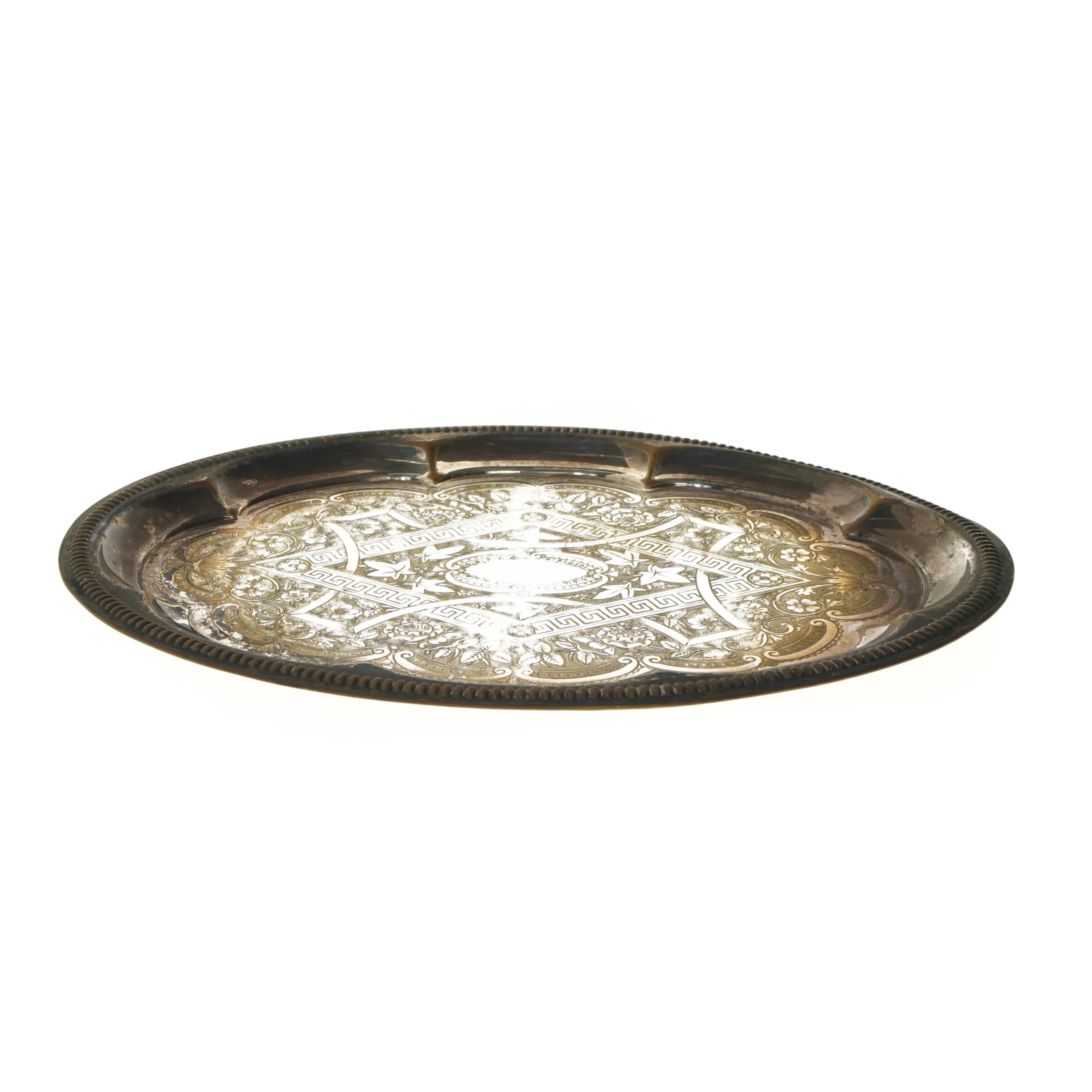 Antikt metalfade med indgraverede mønstre (str. 36x27 cm)