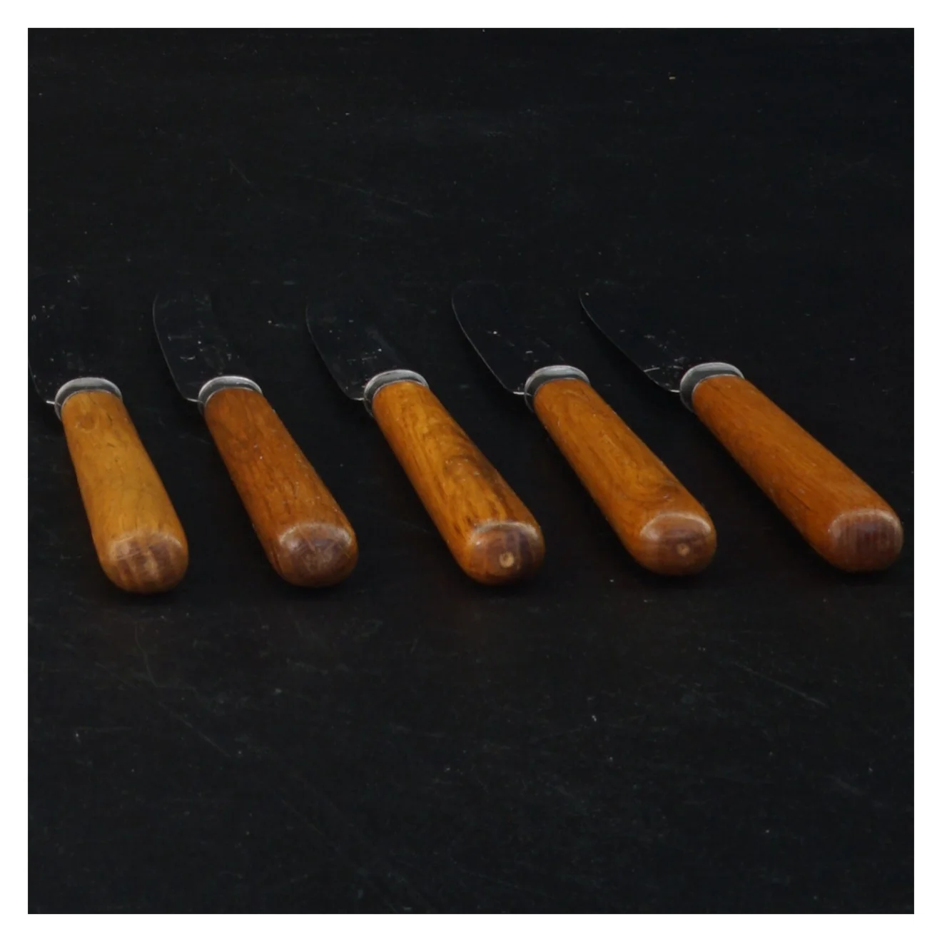 Smørknive i rustfrit stål med træskaft (str. 17 cm)