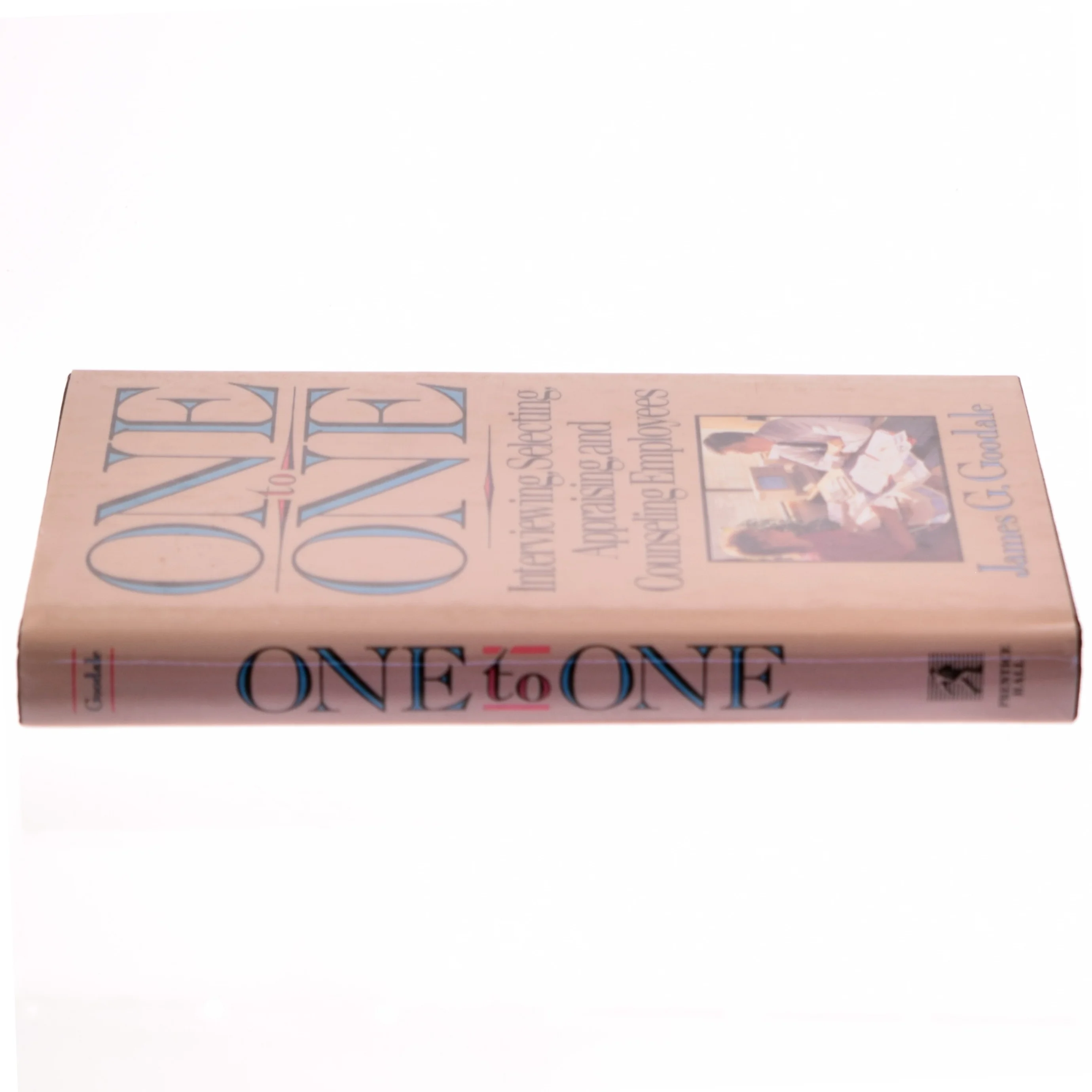 One to one : interviewing, selecting, appraising and counseling employees af James G. Goodale (Bog)