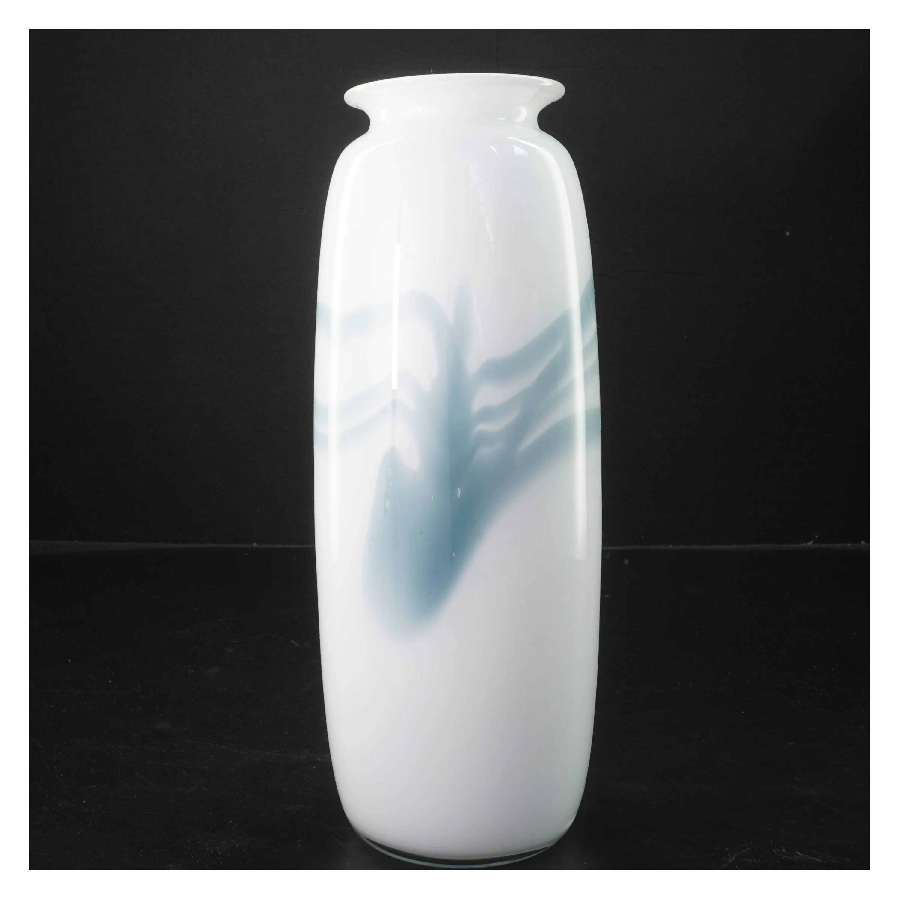 Holmeg&aring;rd Atlantisvase med bl&aring; m&oslash;nster (str. &Oslash; 8 cm l&aelig;ngde 27 cm)