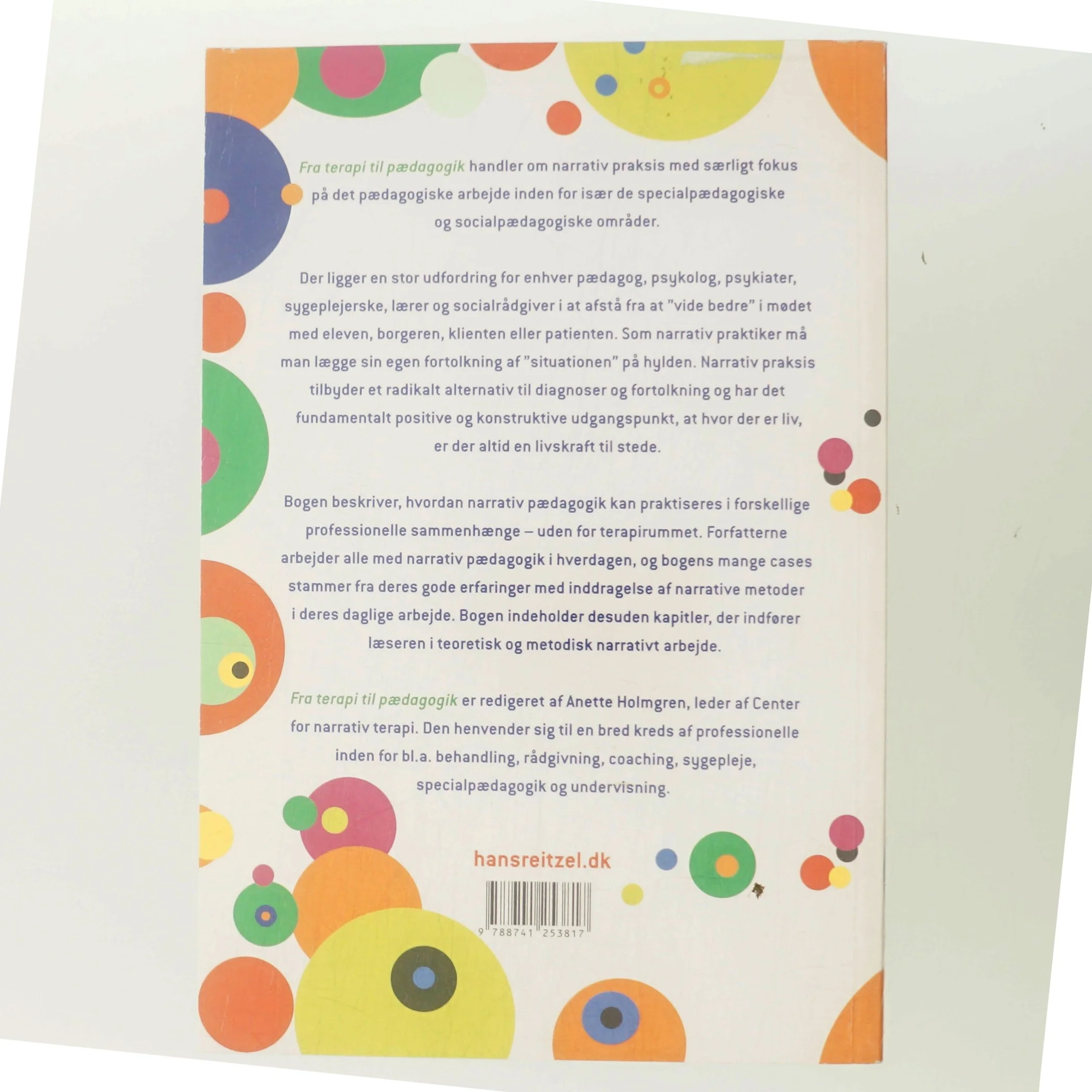 Fra terapi til pædagogik : en brugsbog i narrativ praksis af Anette Holmgren (Bog)