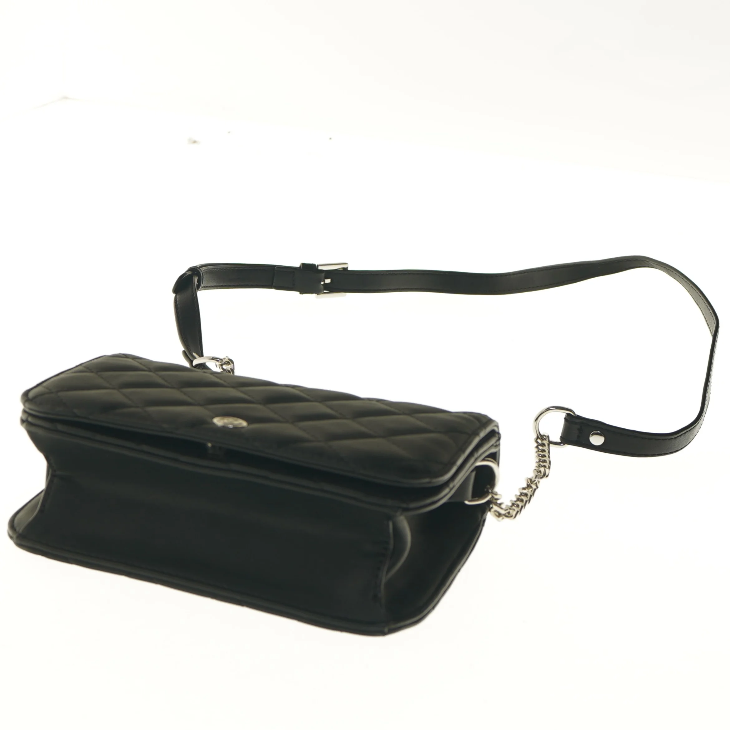Sort skuldertaske med kæderem (str. 14x7x20 cm)