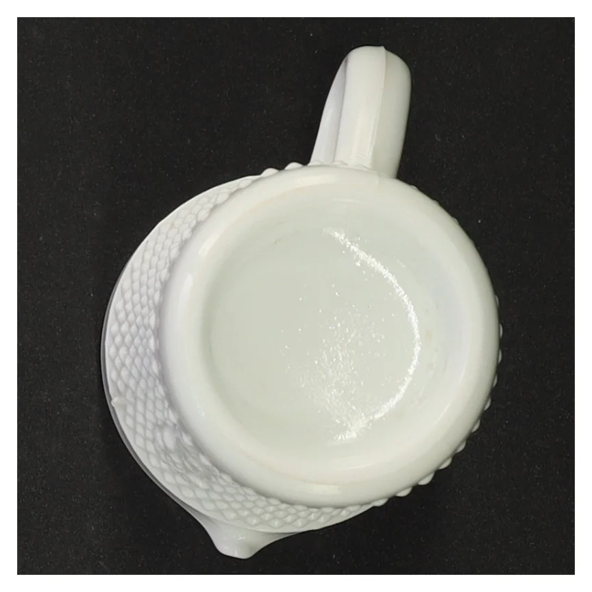 Hvid presset opaline mælkeglas kande med høne relief prægning (str. 10 x 9 x 6 cm)