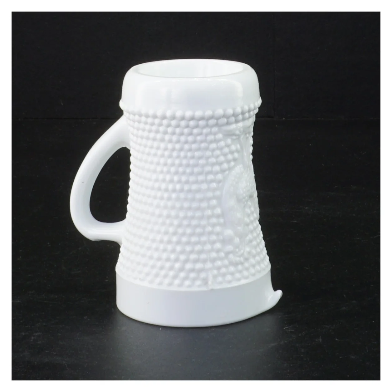 Hvid presset opaline mælkeglas kande med høne relief prægning (str. 10 x 9 x 6 cm)