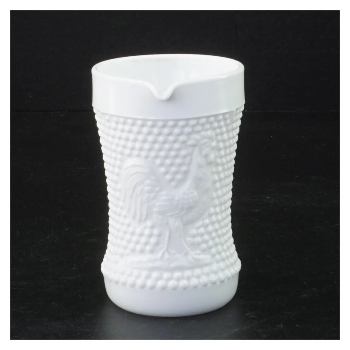 Hvid presset opaline mælkeglas kande med høne relief prægning (str. 10 x 9 x 6 cm)