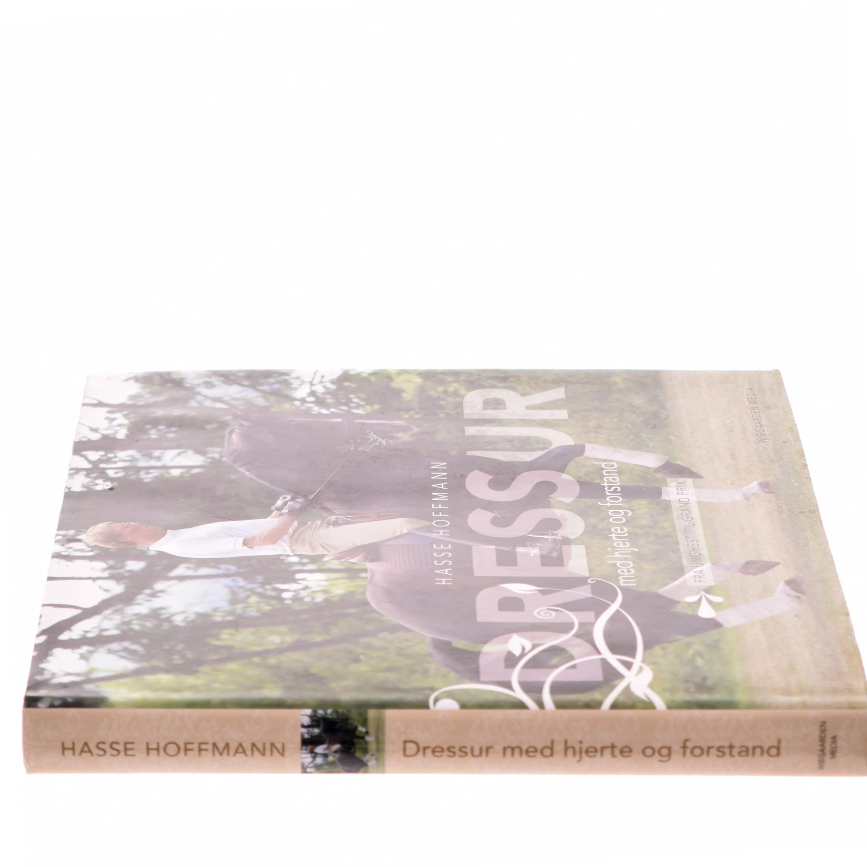 Dressur med hjerte og forstand : fra unghest til Grand Prix af Hasse Hoffmann (Bog)