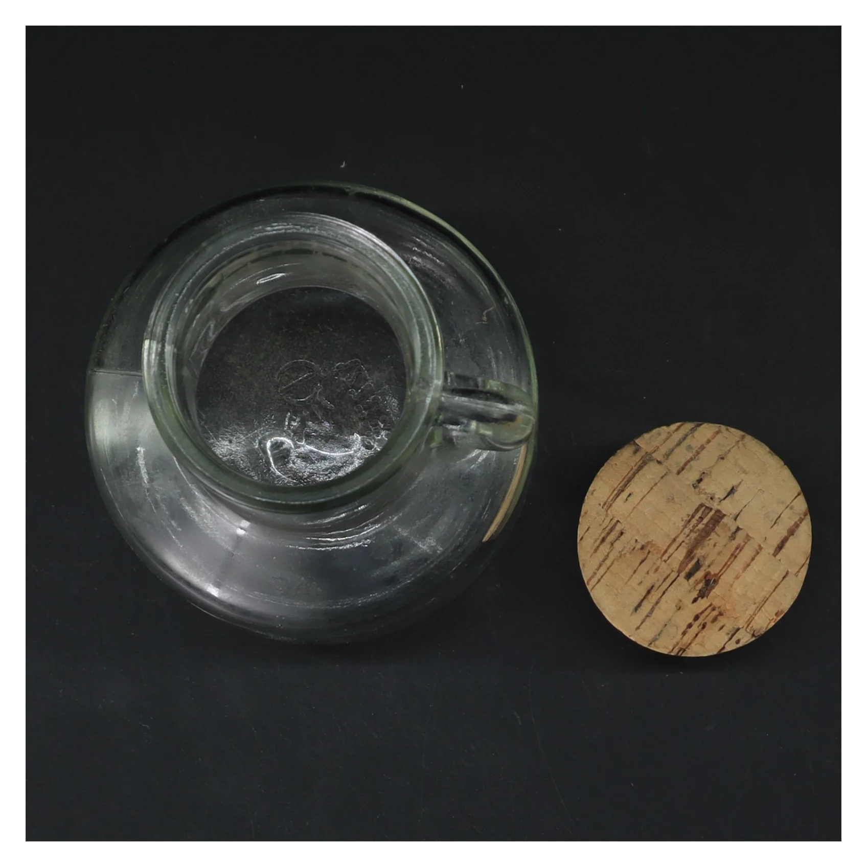 Glasflaske med korkprop (str. Ø 6 cm højde 13,5 cm)