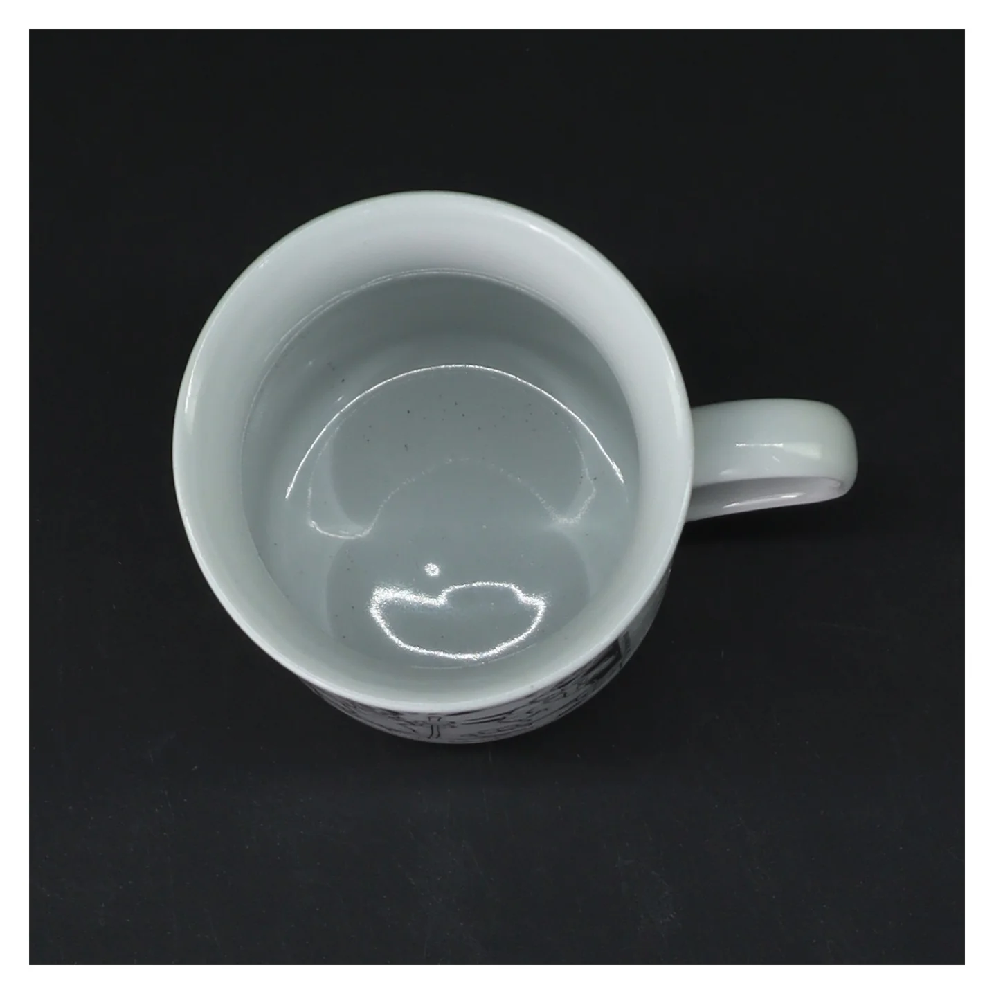 Porcelænskrus med tegneserie (str. Ø 7,5 cm højde 10 cm)