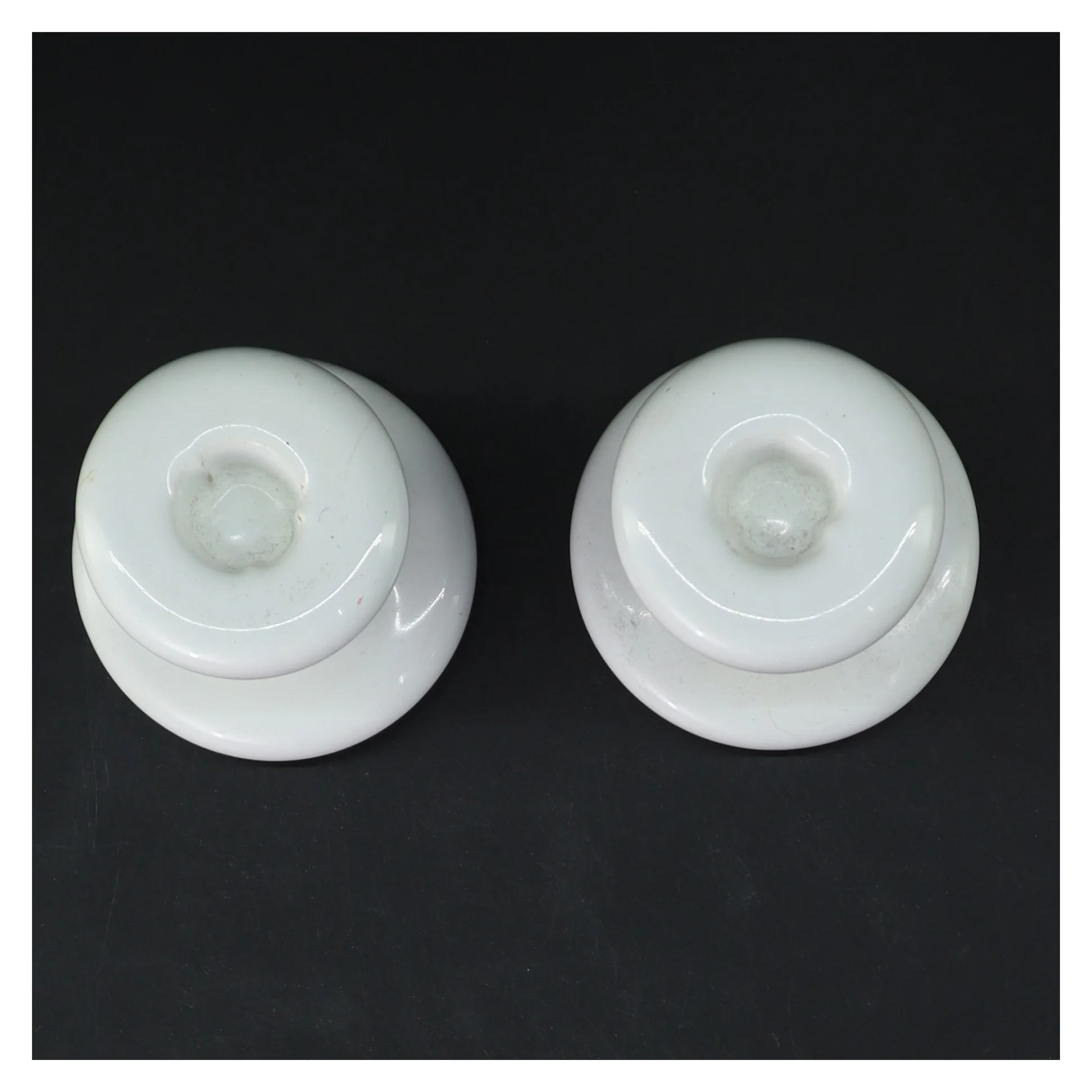 To hvide lysestager (str. 8,5 cm)