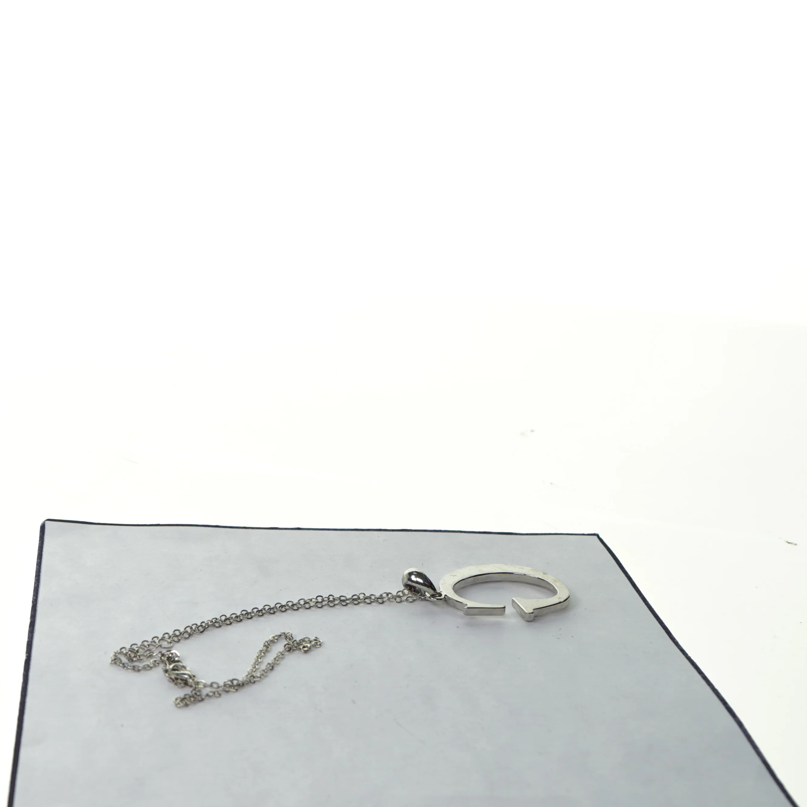 Halskæde med G-formet vedhæng (str. 32 x 4 cm)