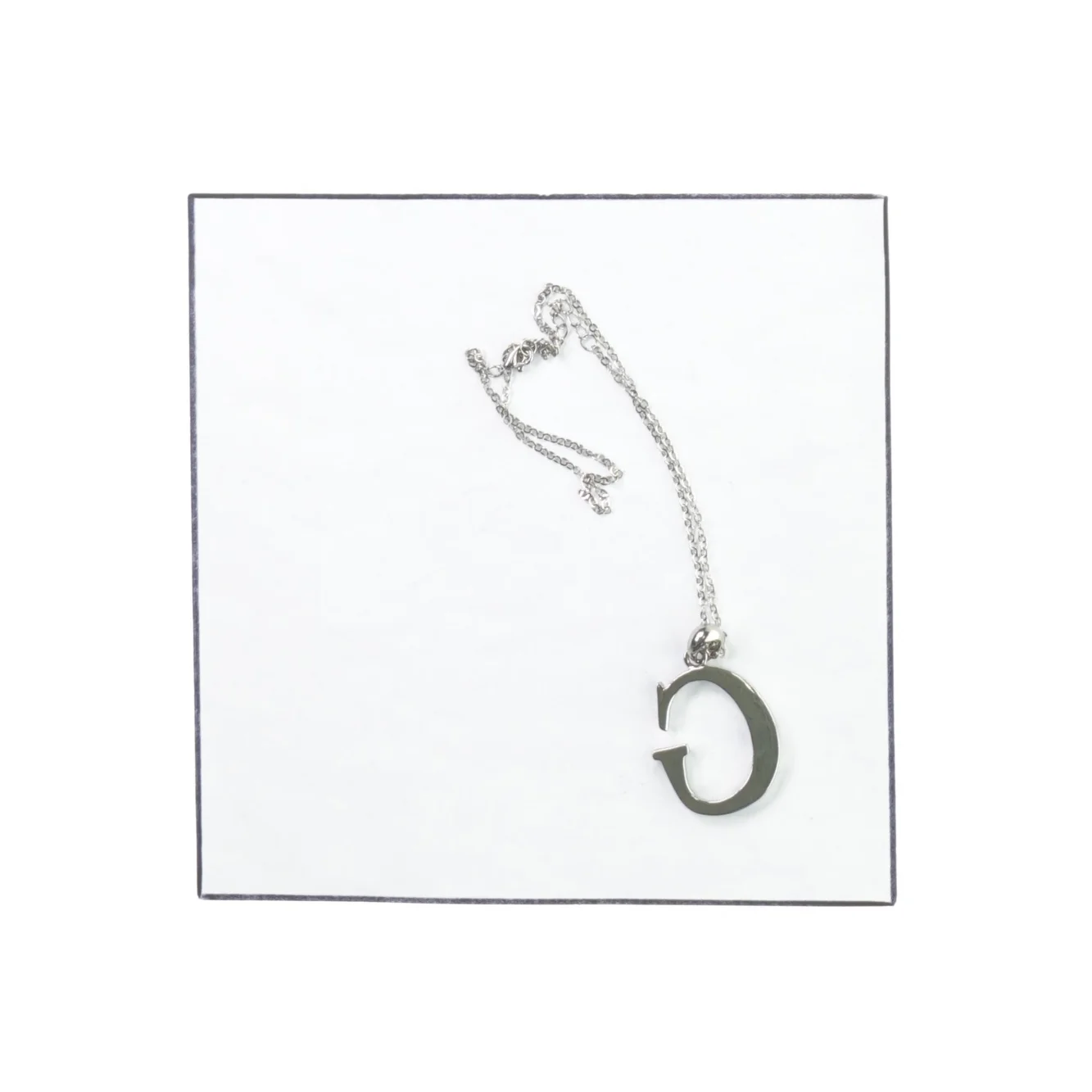 Halskæde med G-formet vedhæng (str. 32 x 4 cm)