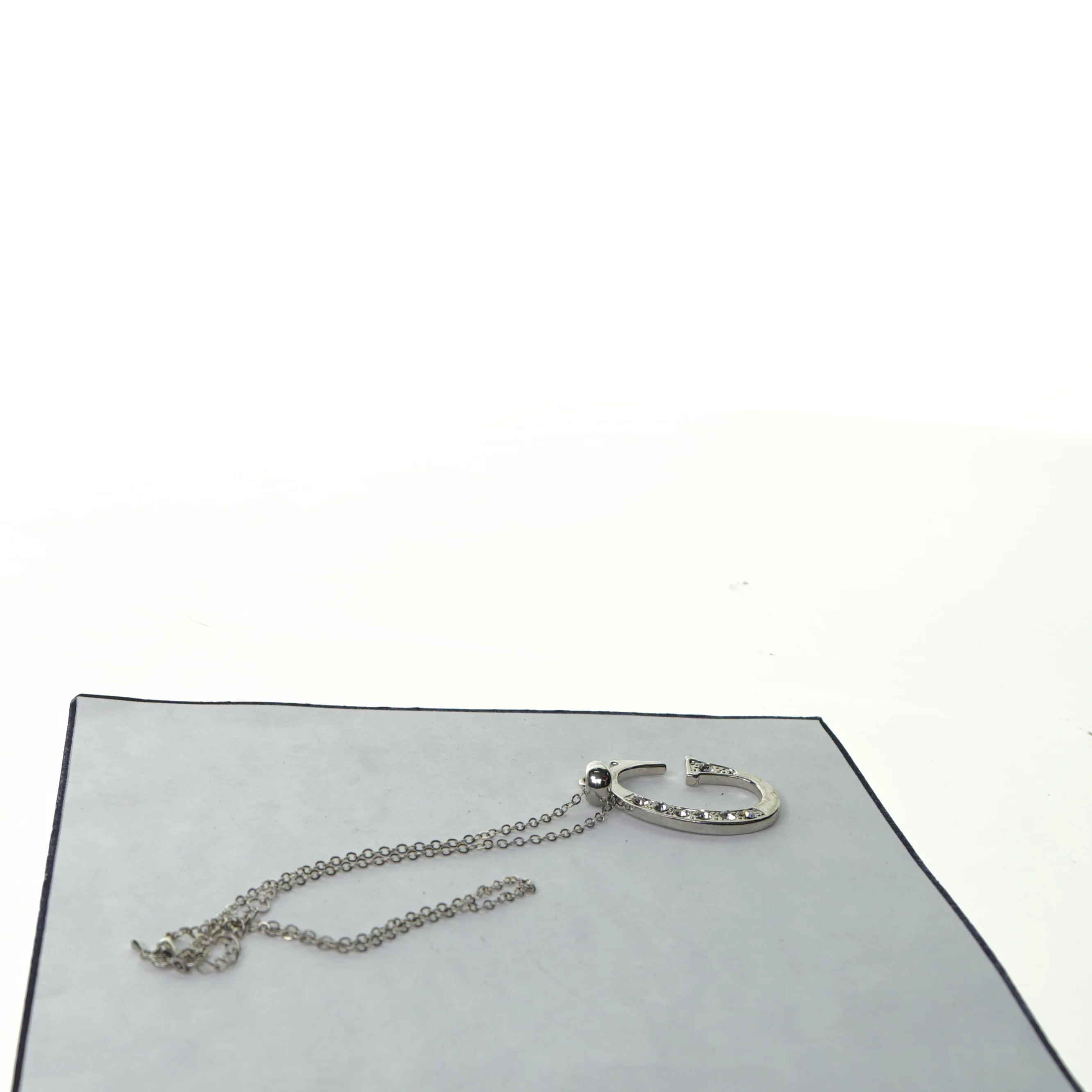 Halskæde med G-formet vedhæng (str. 32 x 4 cm)