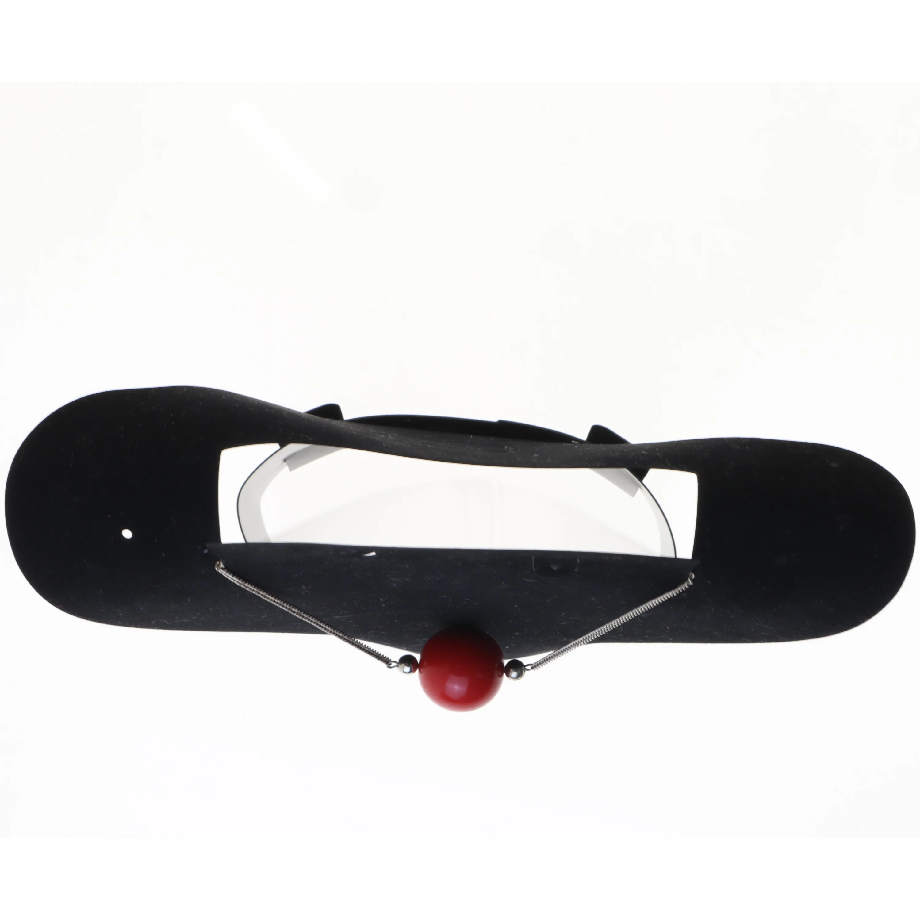 Halskæde med rød perle (str. 63 cm)