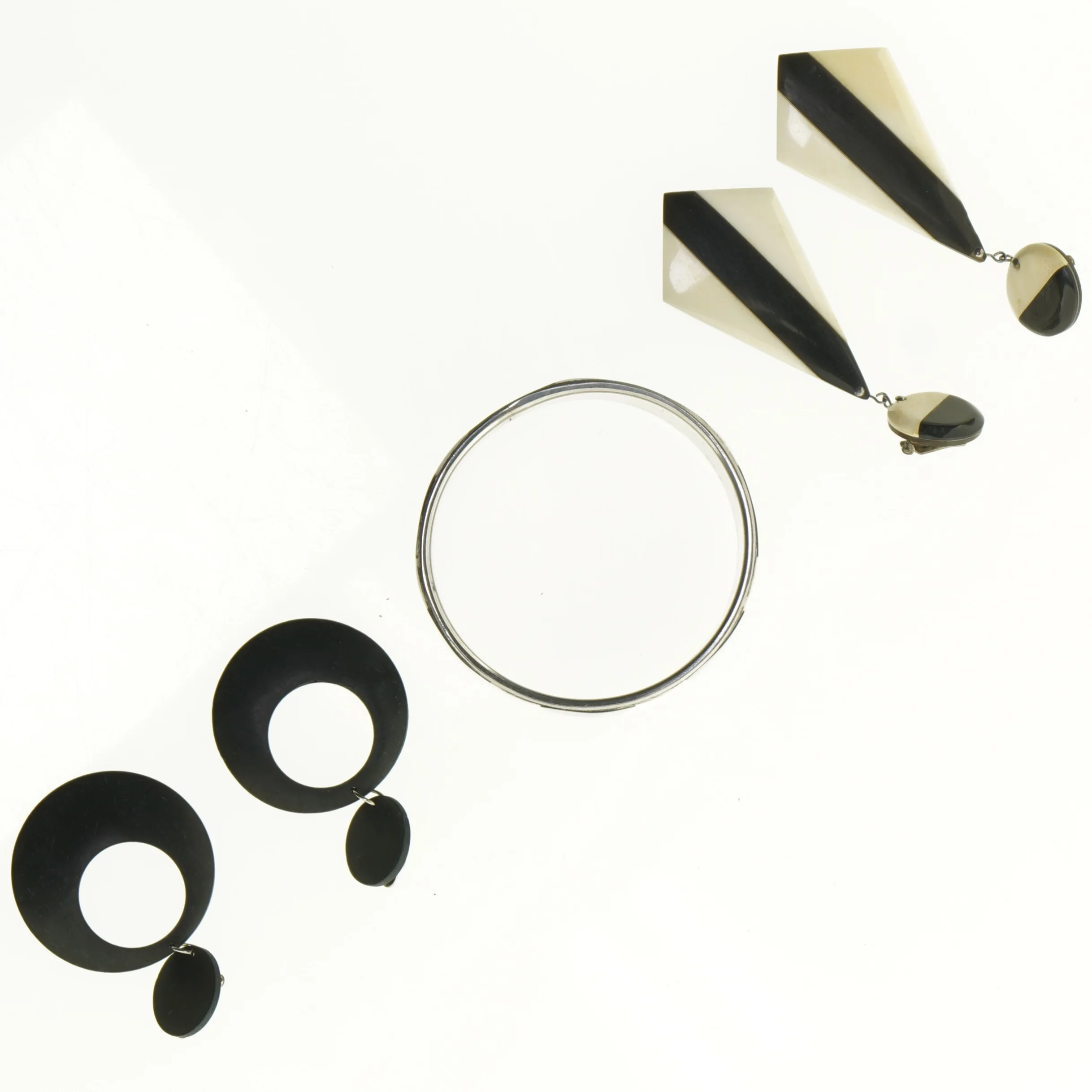 Smykkesæt med armbånd og øreringe (str. Ø 7 cm og 7 cm og 9 cm)