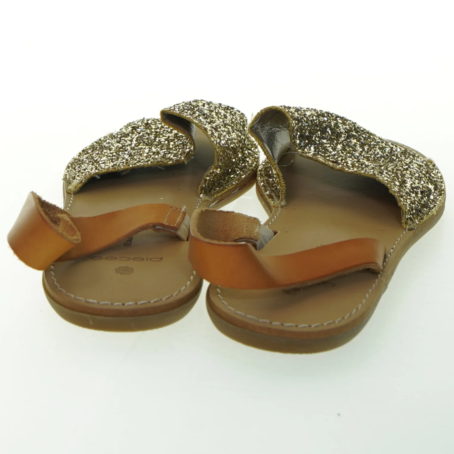 Glimmersandaler fra Pieces (str. 39 )